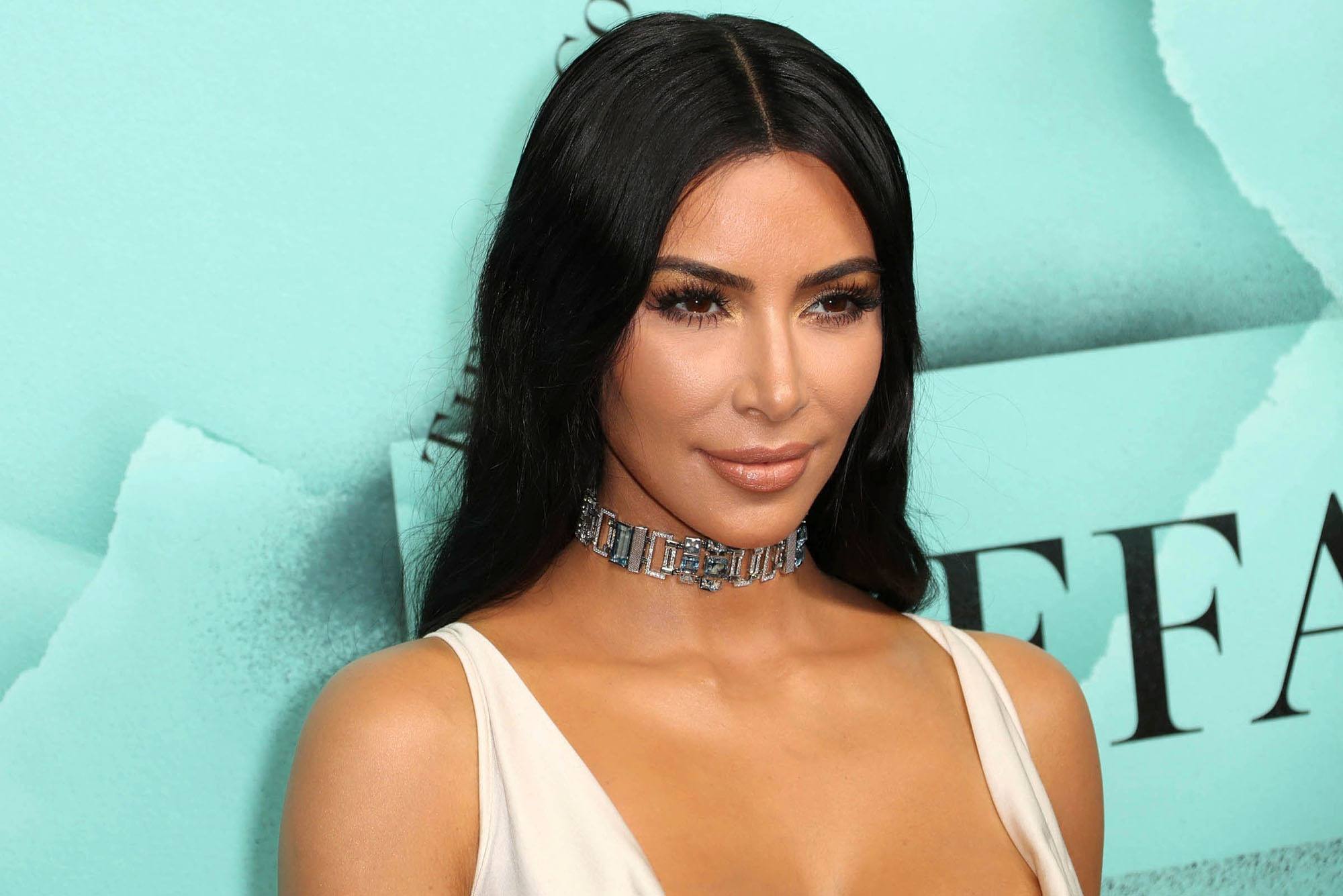 Kim Kardashian vende bolsos usados y manchados por internet
