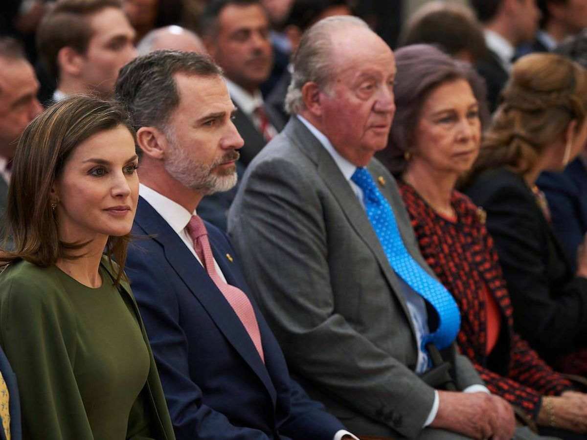 Juan Carlos I enseñó a su hijo fotografías que evidenciaban la doble vida de Letizia fuera del matrimonio