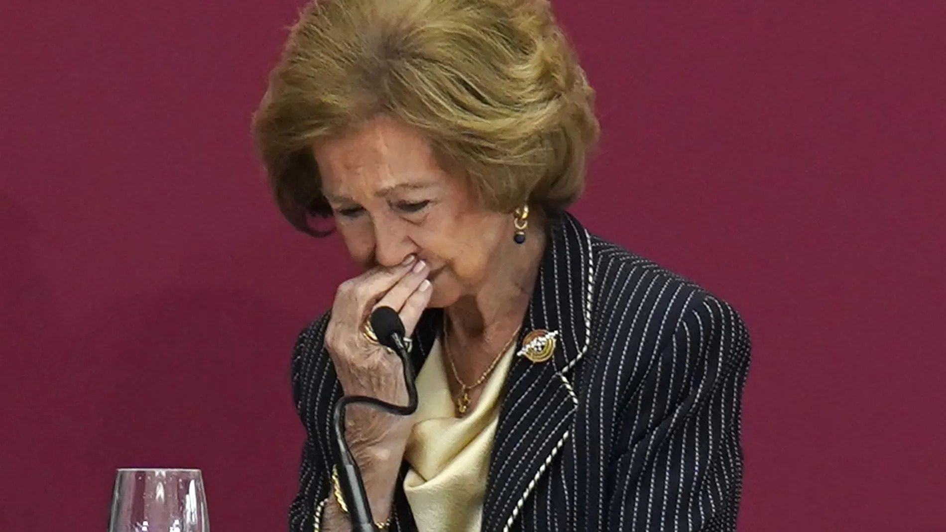 La reina Sofía abrazada a su hijo, Felipe VI, los 2 llorando, el peor día que se recuerda en Zarzuela