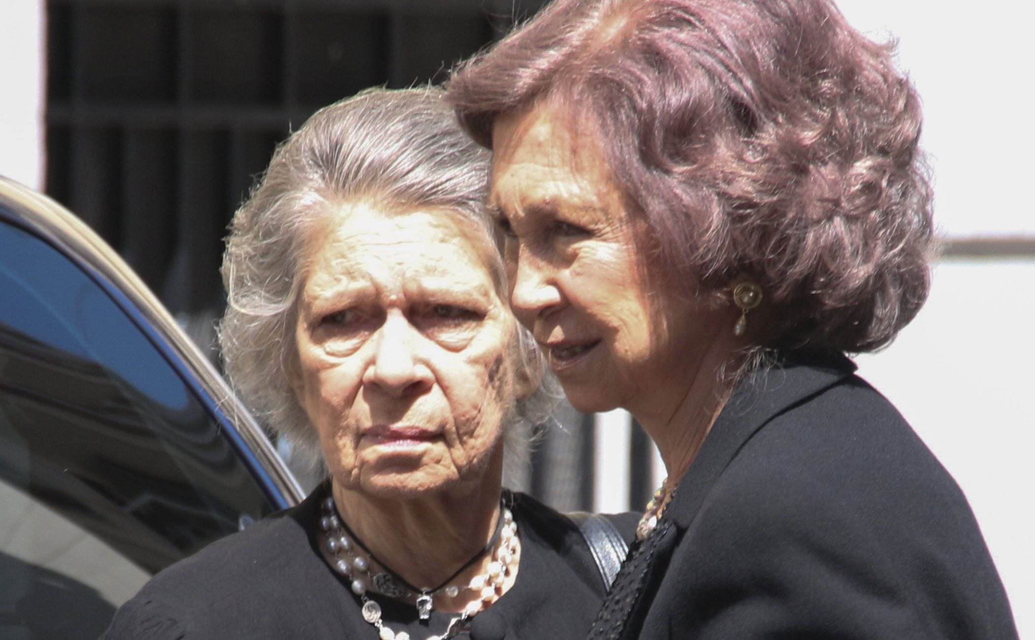 La tía Pecu, la reina Sofía y Letizia, bochorno en la misa funeral de Gómez-Acebo