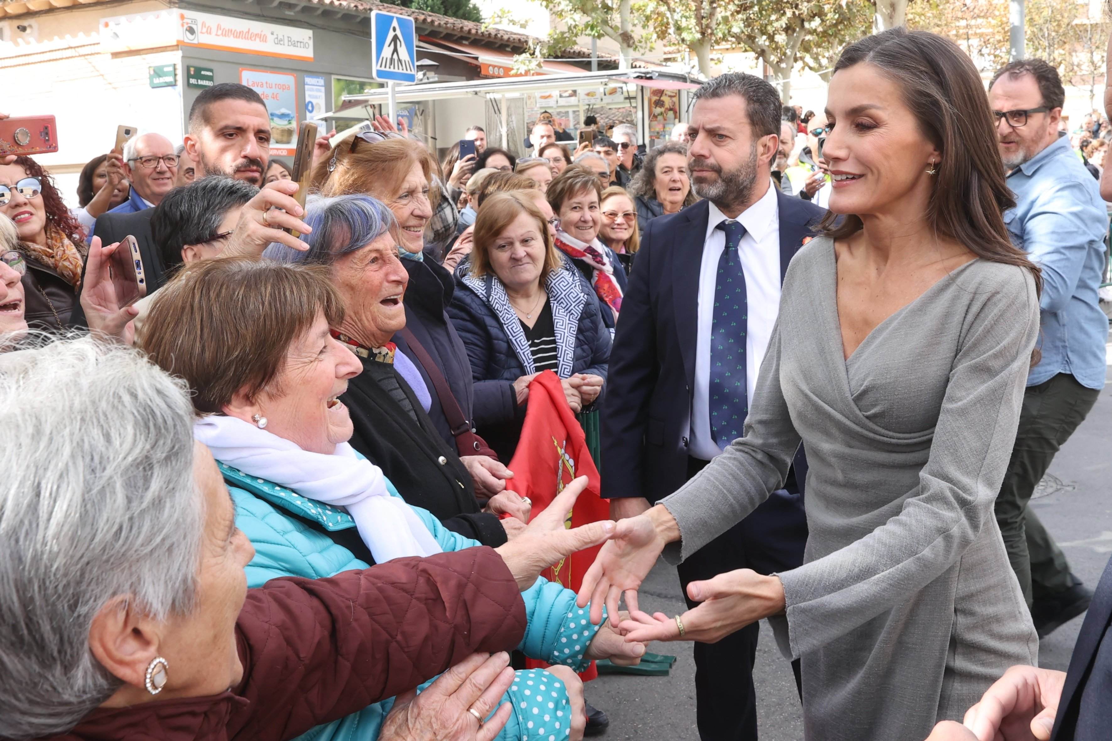 Letizia da órdenes estrictas: la gente lejos, tiene pánico, último acto tensísima