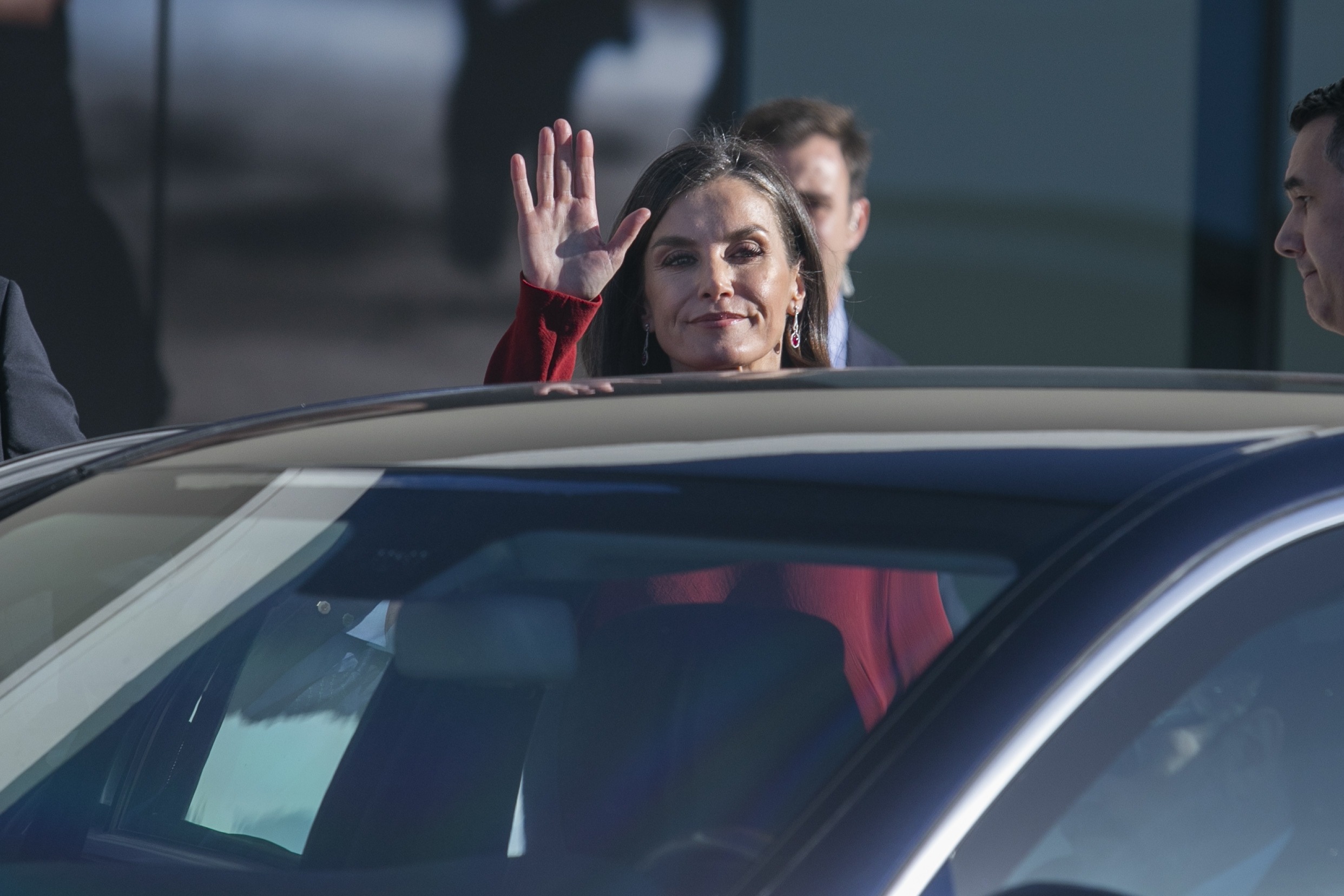 Letizia saluda con mala cara en el coche EP