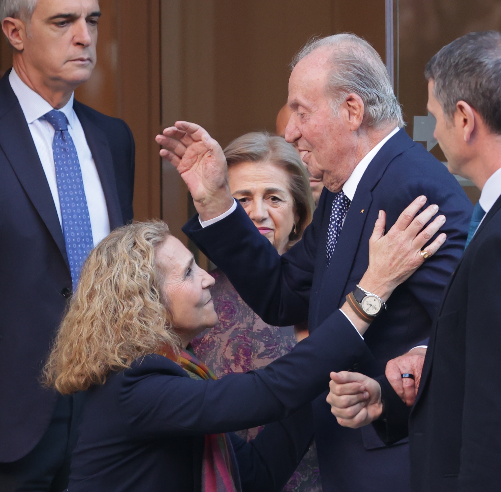 La infanta Elena quiere traer a su padre a Madrid aprovechando el cese de la convivencia de los reyes