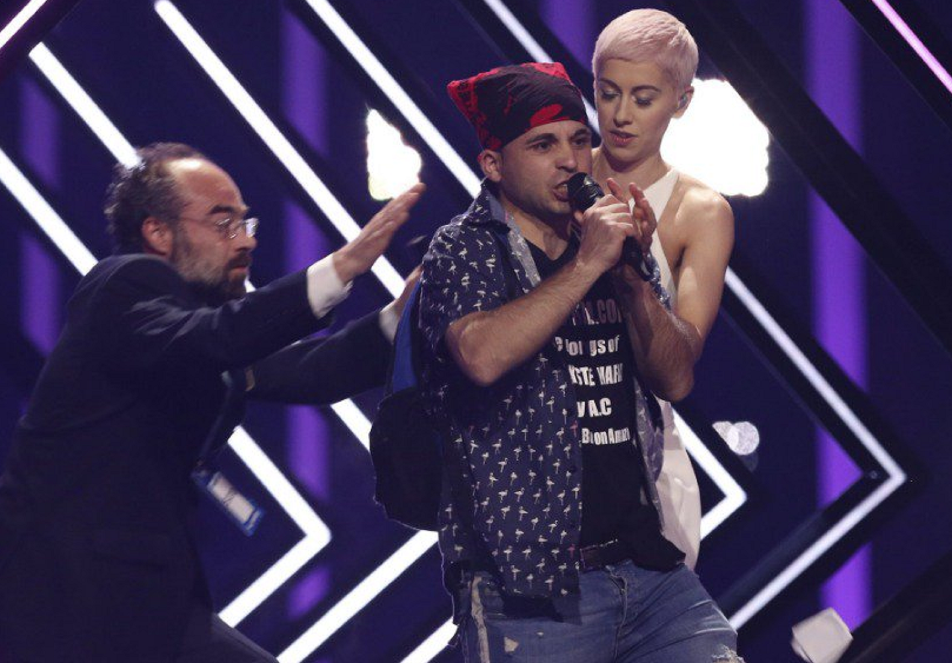 Un espontani irromp a Eurovisió... i crida 'Puigdemont freedom'? La xarxa bull