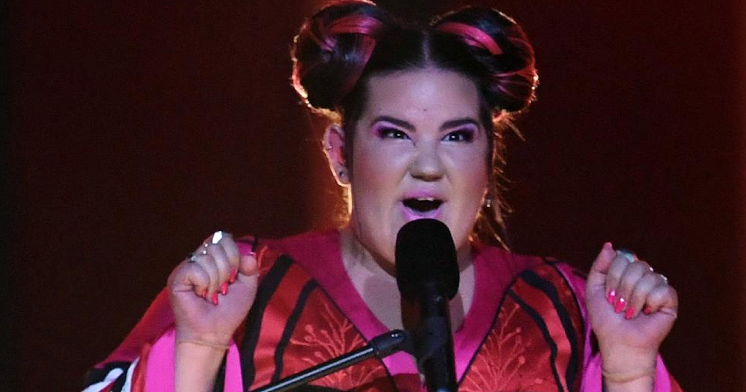 Espectacular patacada de la representant d'Israel a Eurovisió en baixar l'escenari