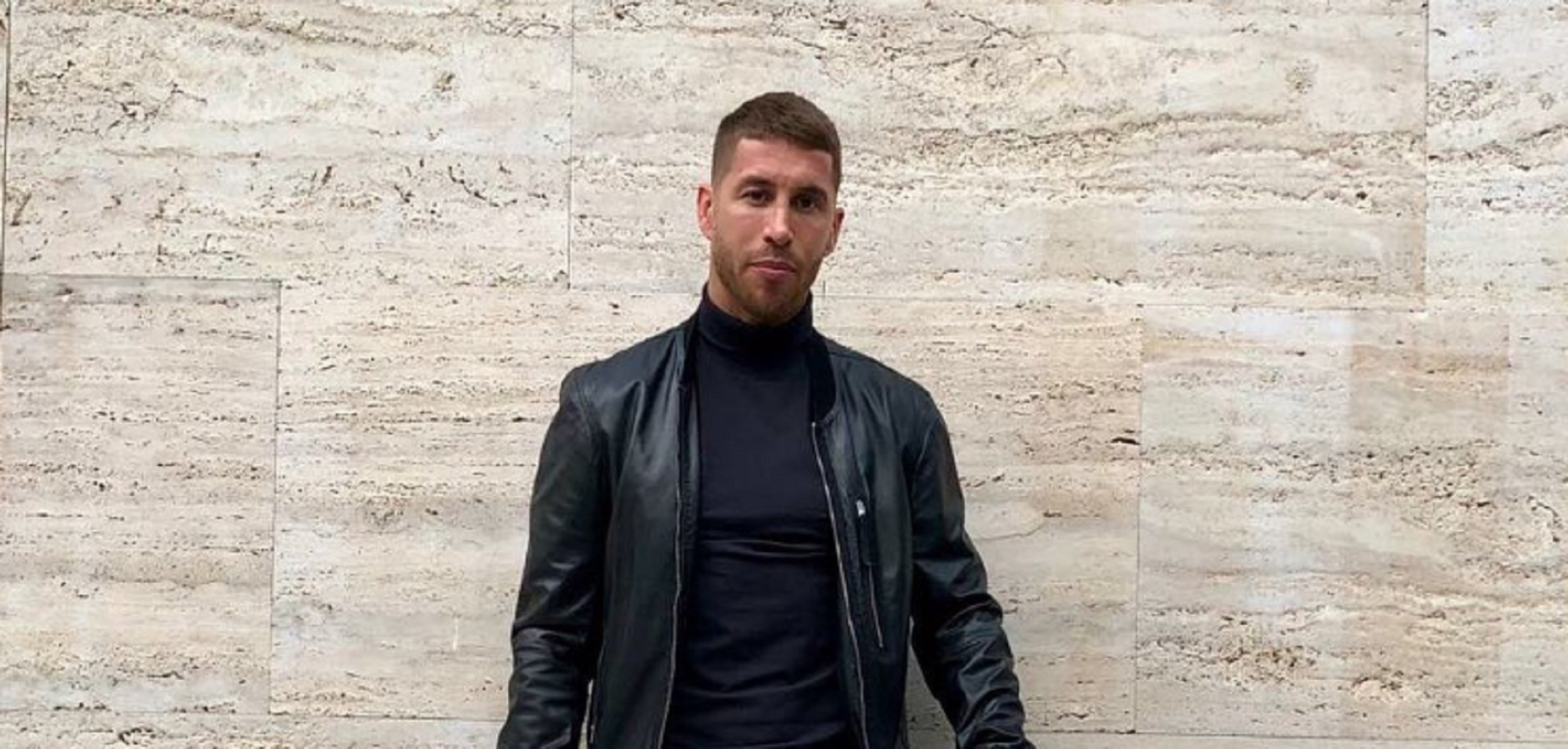 Ramos hi torna: escull uns pantalons esperpèntics i tothom se'n burla