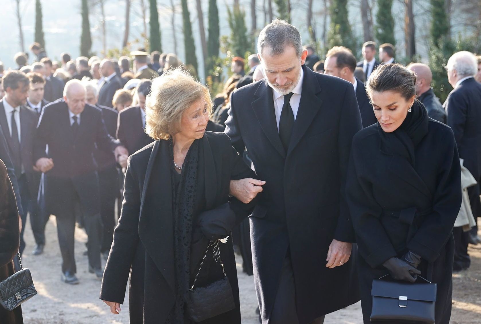 Felip VI, plorant amb la seva mare, la reina Sofia, els 2 abraçats a Zarzuela