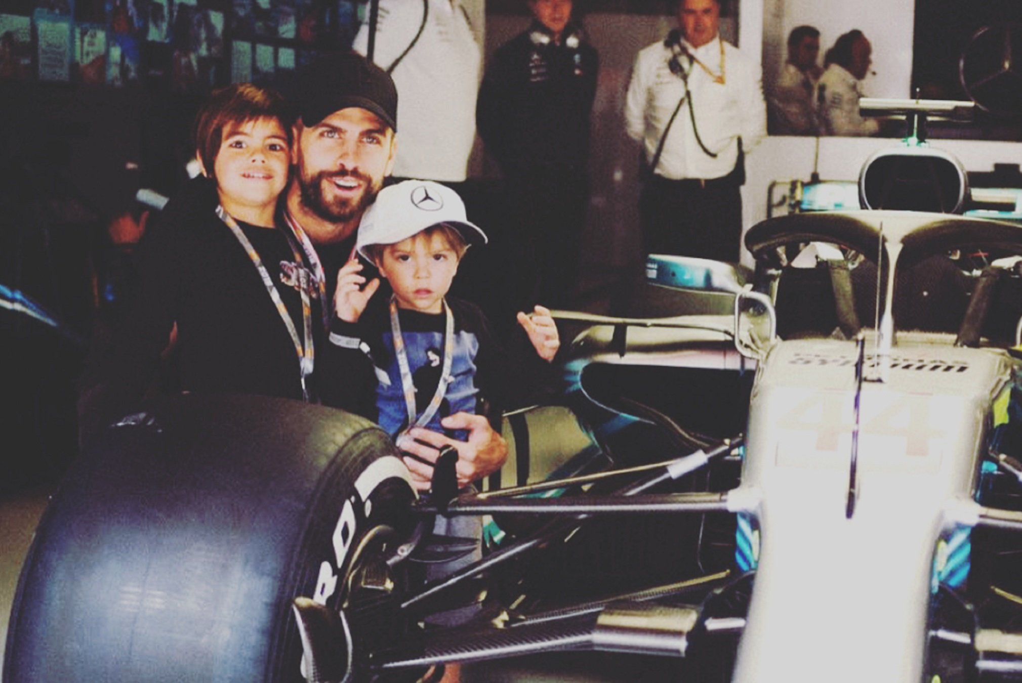 Piqué monta a su hijo en un Fórmula 1 bajo la atenta mirada de Hamilton