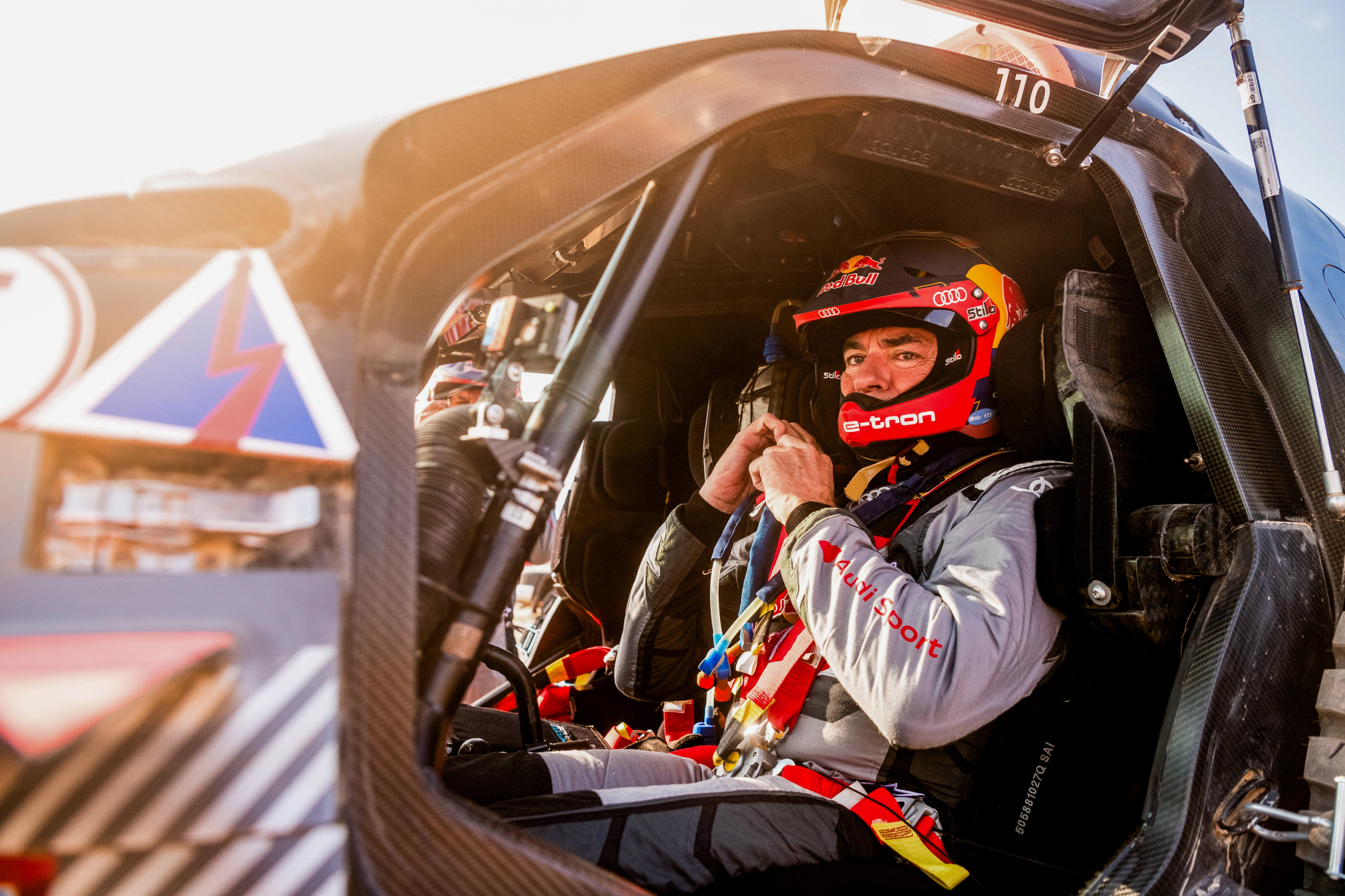 Carlos Sainz se ofende en el Dakar, un piloto catalán bromea con esteladas y acaba así