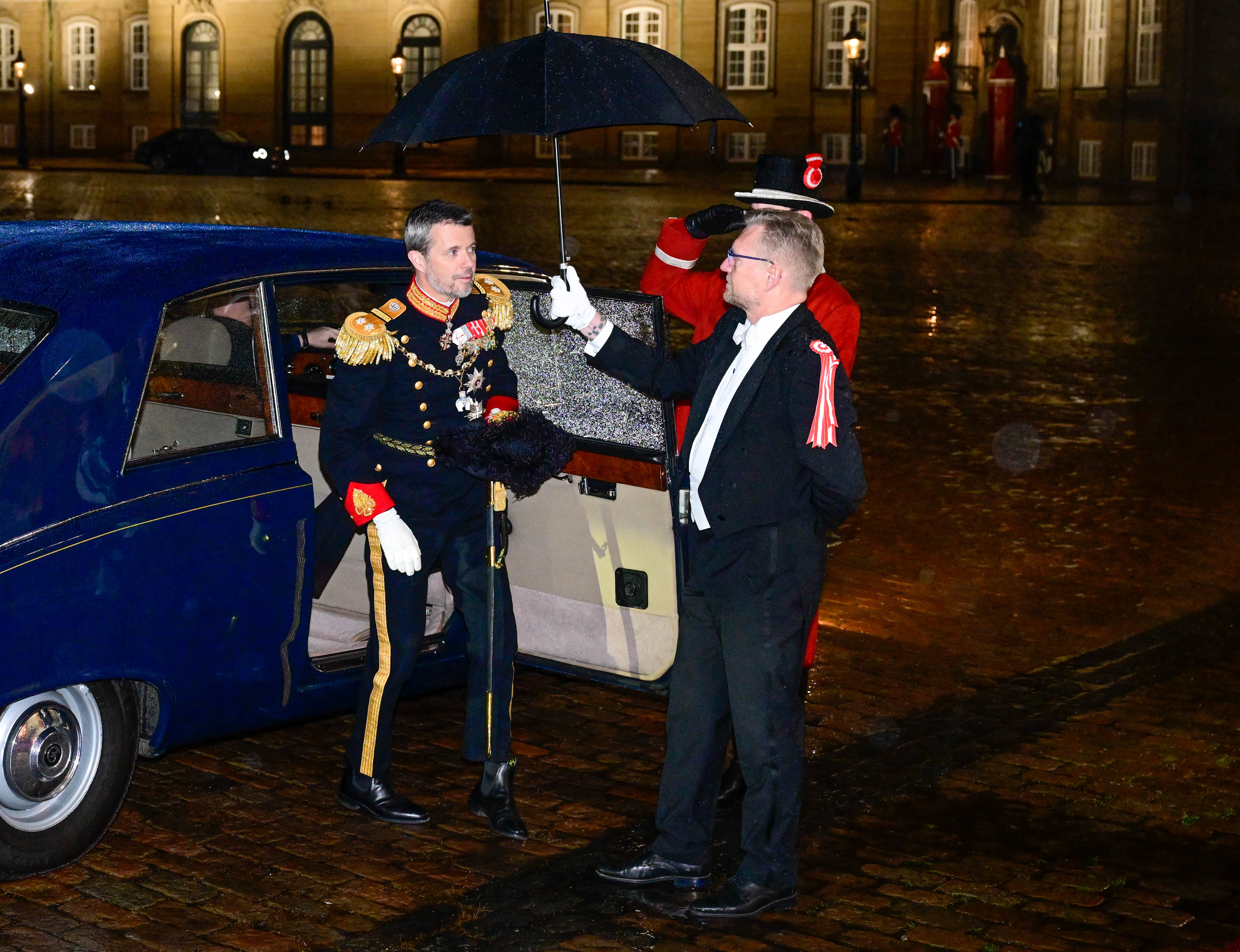 Frederic X de Dinamarca, primera bufetada a la coronació, li tornen la invitació