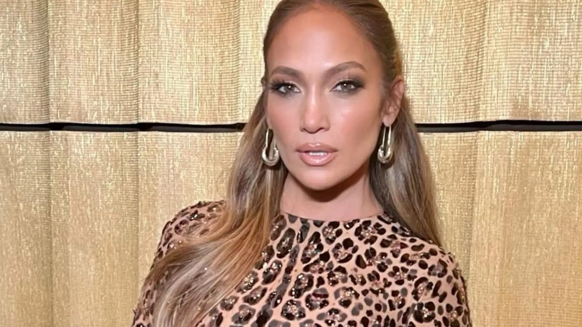 Jennifer López, pionera en los vestidos con transparencias, confirma la nueva tendencia