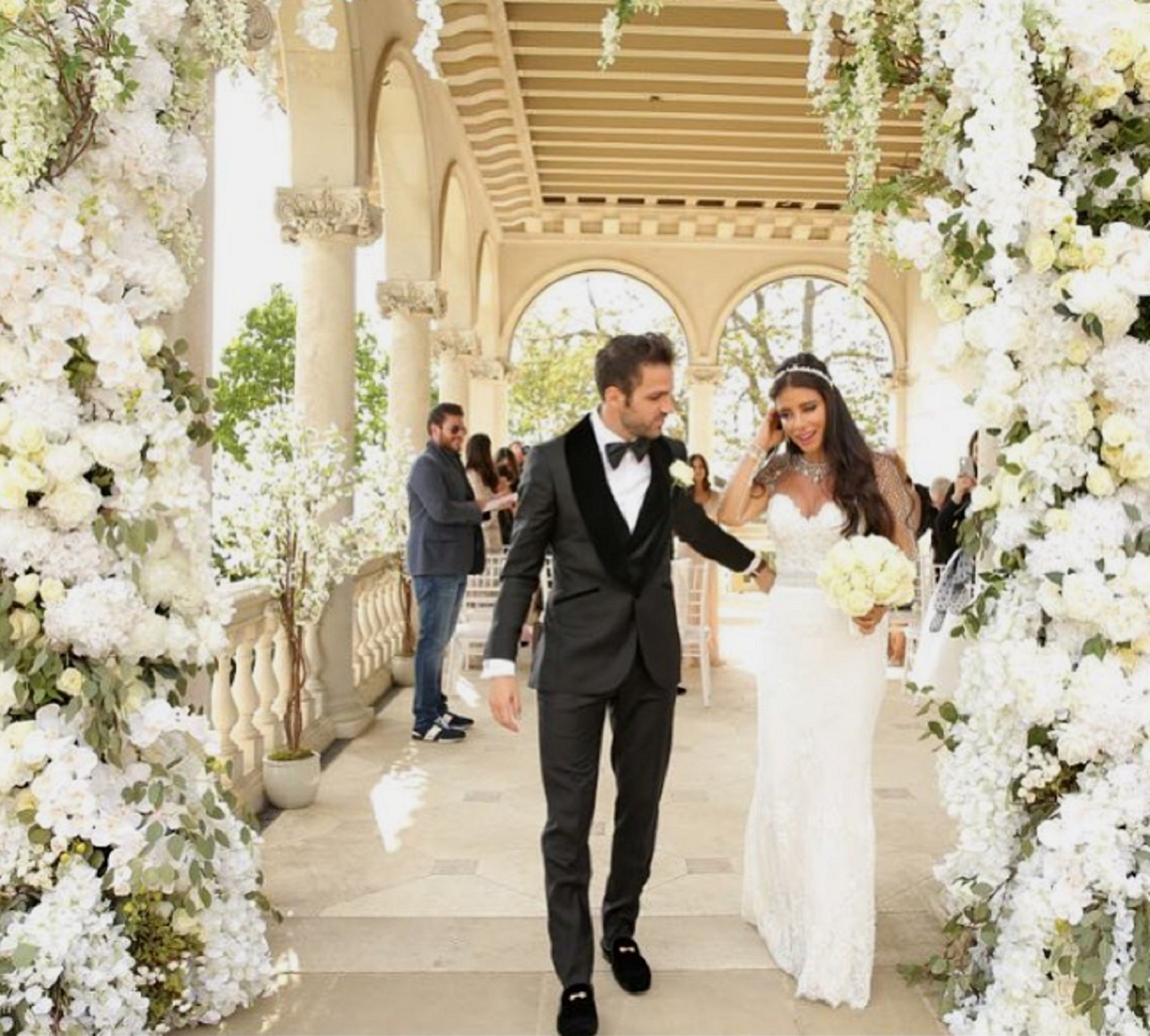 Daniella Semaan brilla con un escotado vestido en la romántica boda con Cesc