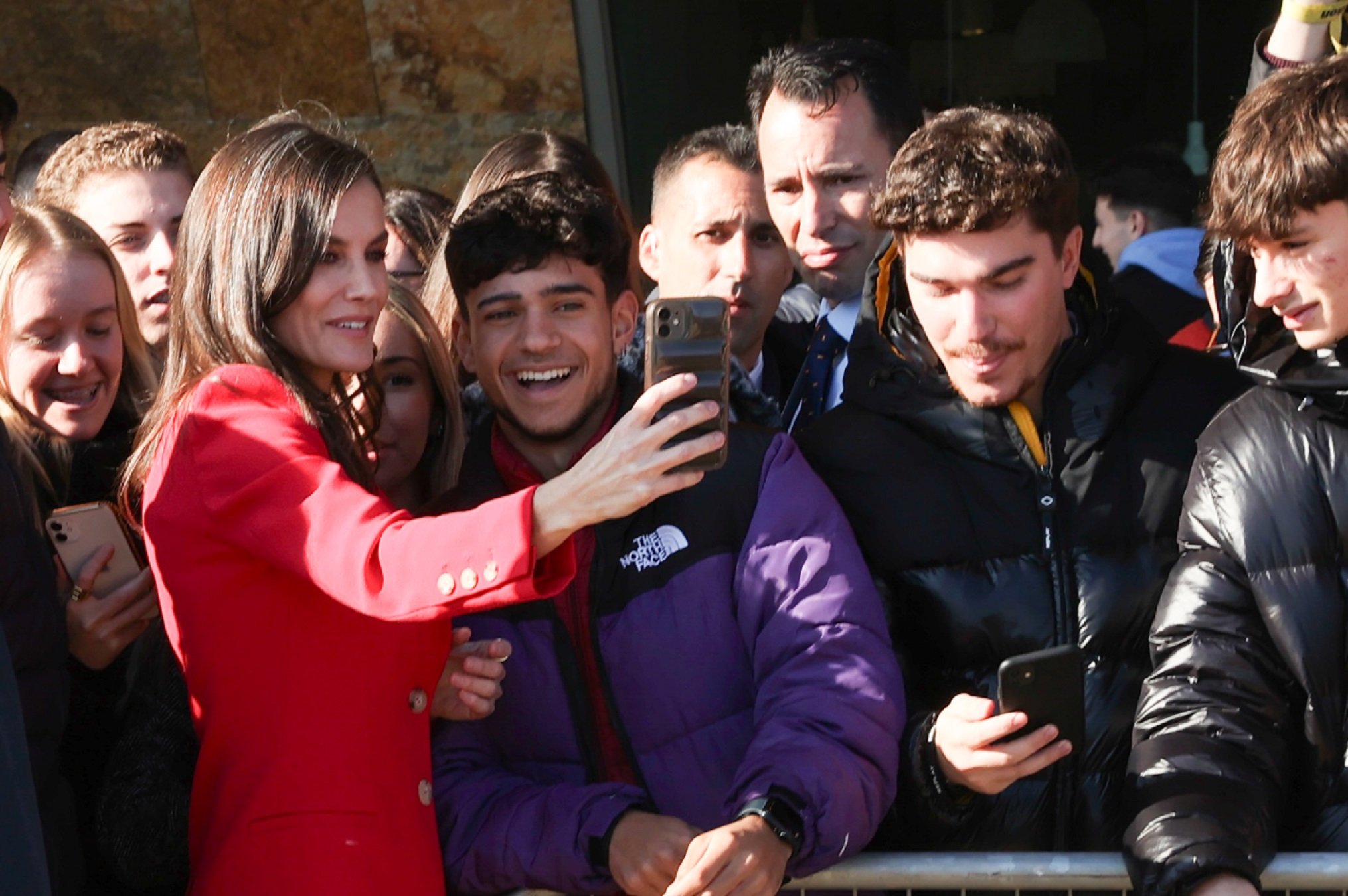 Letizia, exageradísima al conocer a un cantante catalán: qué ha hecho al saludarle