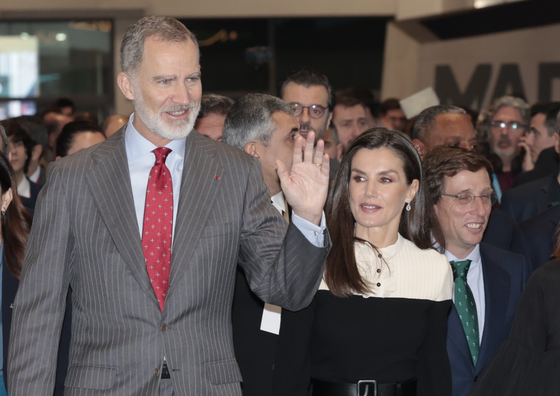 L'alcalde de Madrid amb Felip i Letícia, look desastrós, "injuria a la Corona"