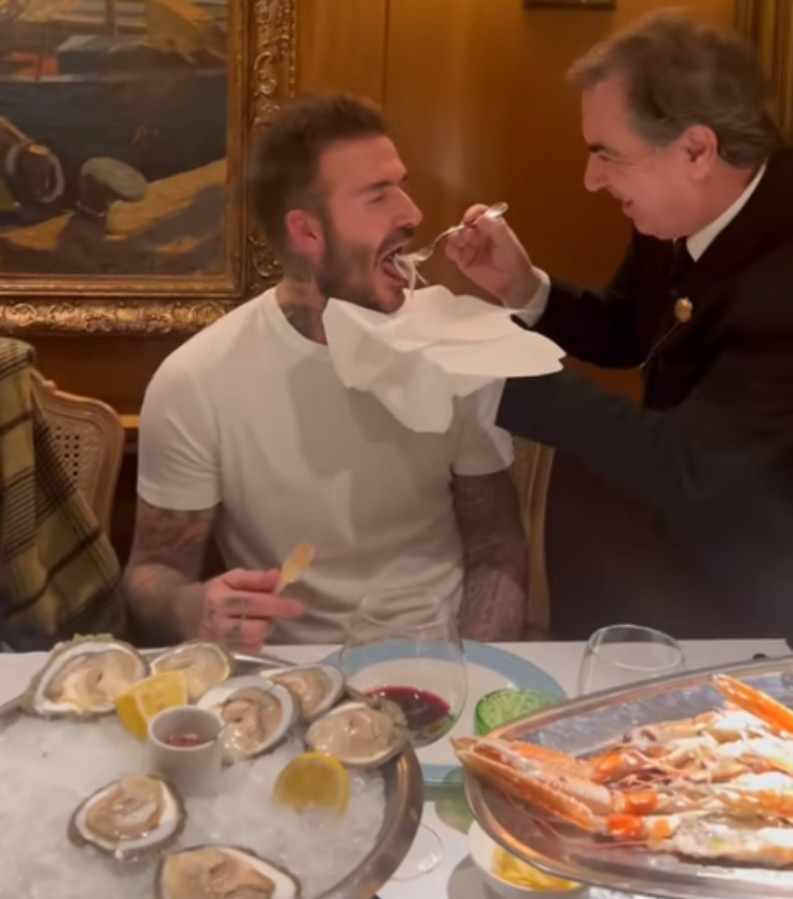 Vídeo viral de David Beckham comiendo marisco en Barcelona: "Plato estrella, único en el mundo"