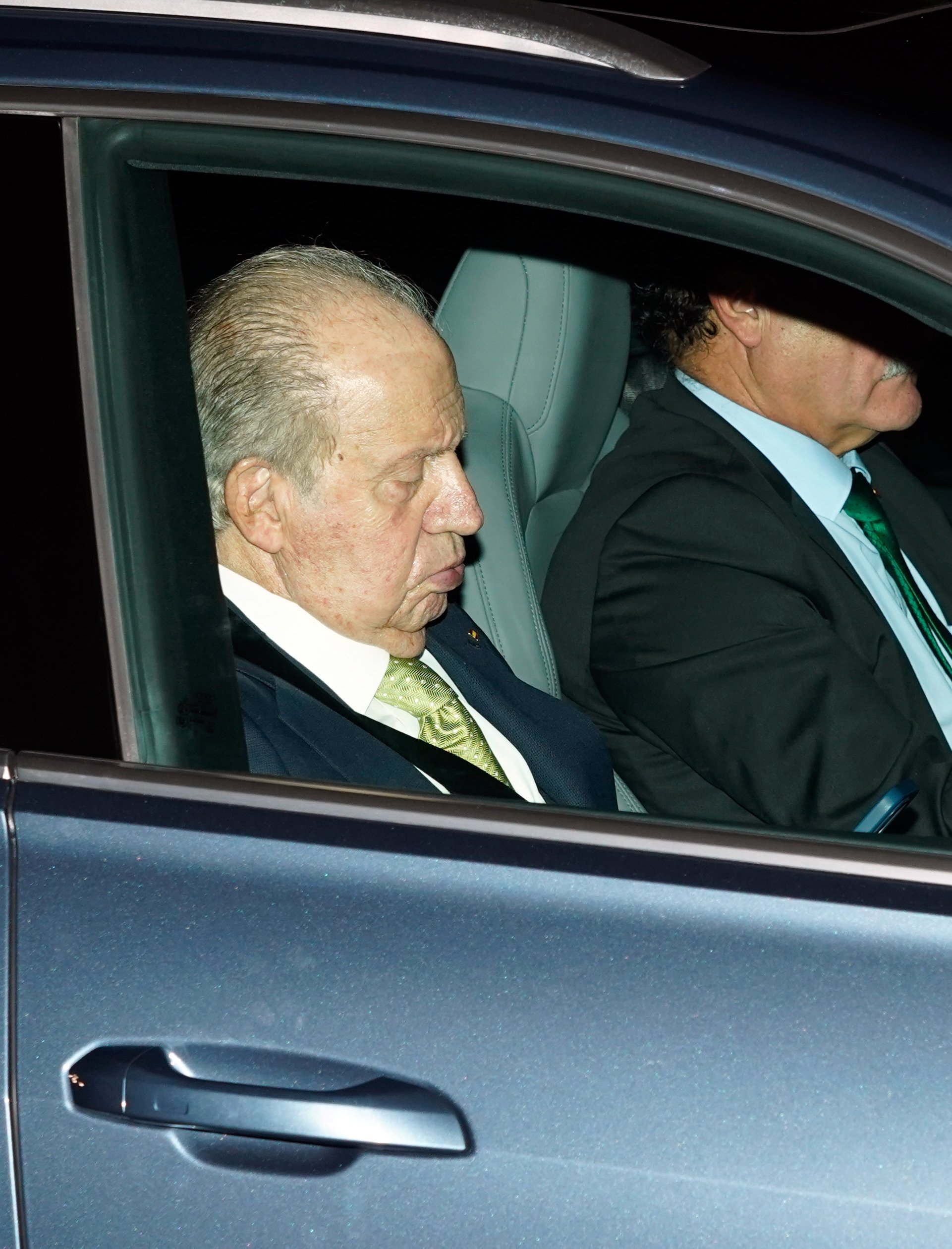 Juan Carlos, su amigo más joven lo hunde en su libro, decrepitud en Abu Dabi