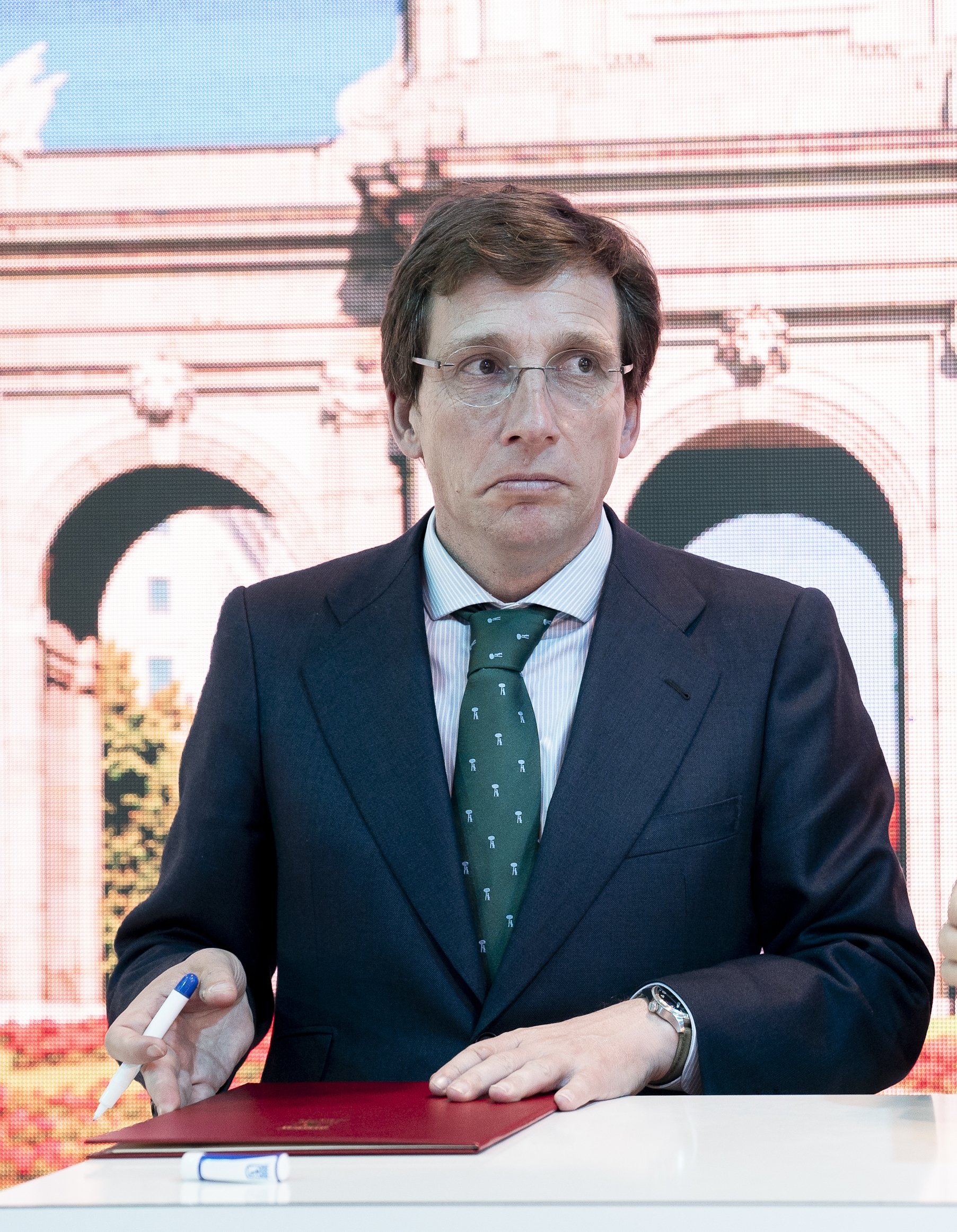 José Luis Martínez Almeida, dedos impresentables en la pedida de mano a su novia
