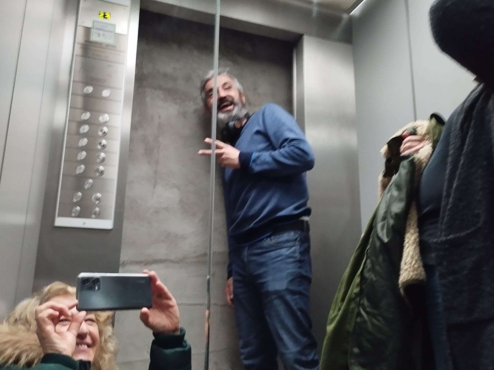 El empleo de Roger de Gràcia fuera de TV3 en las Ramblas: incidente en un ascensor