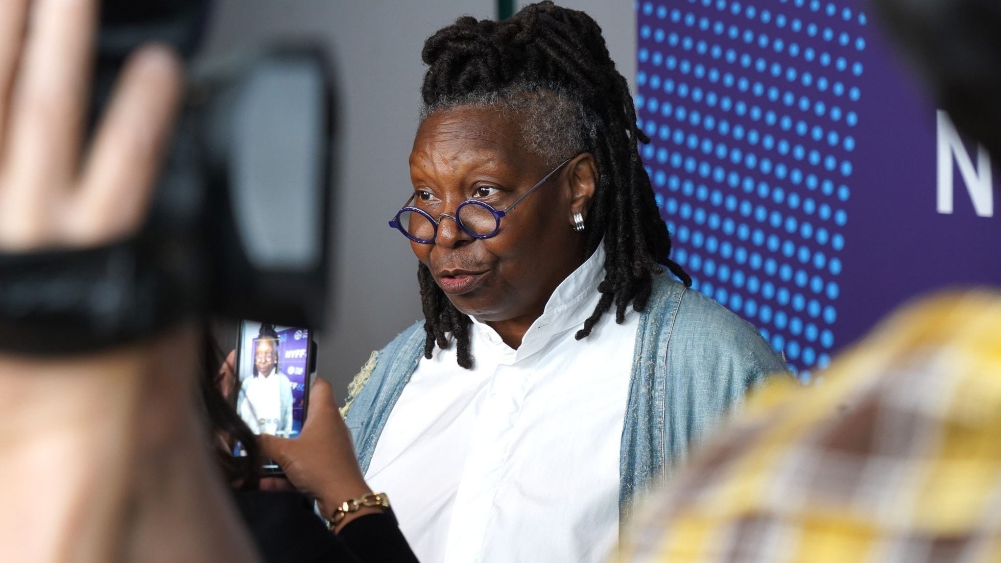 Whoopi Goldberg dentro de un armario consumiendo, ahora ya está limpia, pero el problema era evident