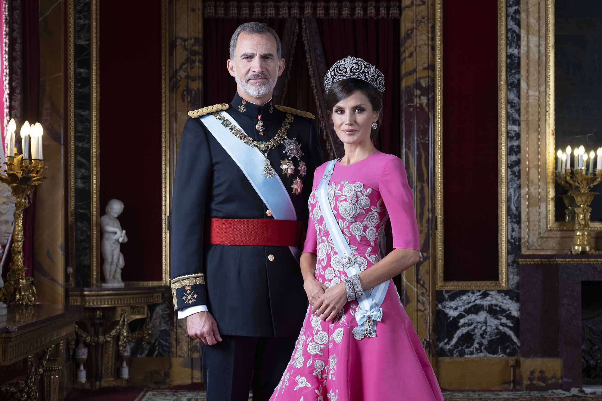 Zarzuela aparta a Letizia, els amics la repudien, les filles no la perdonen i la família li demana que trenqui