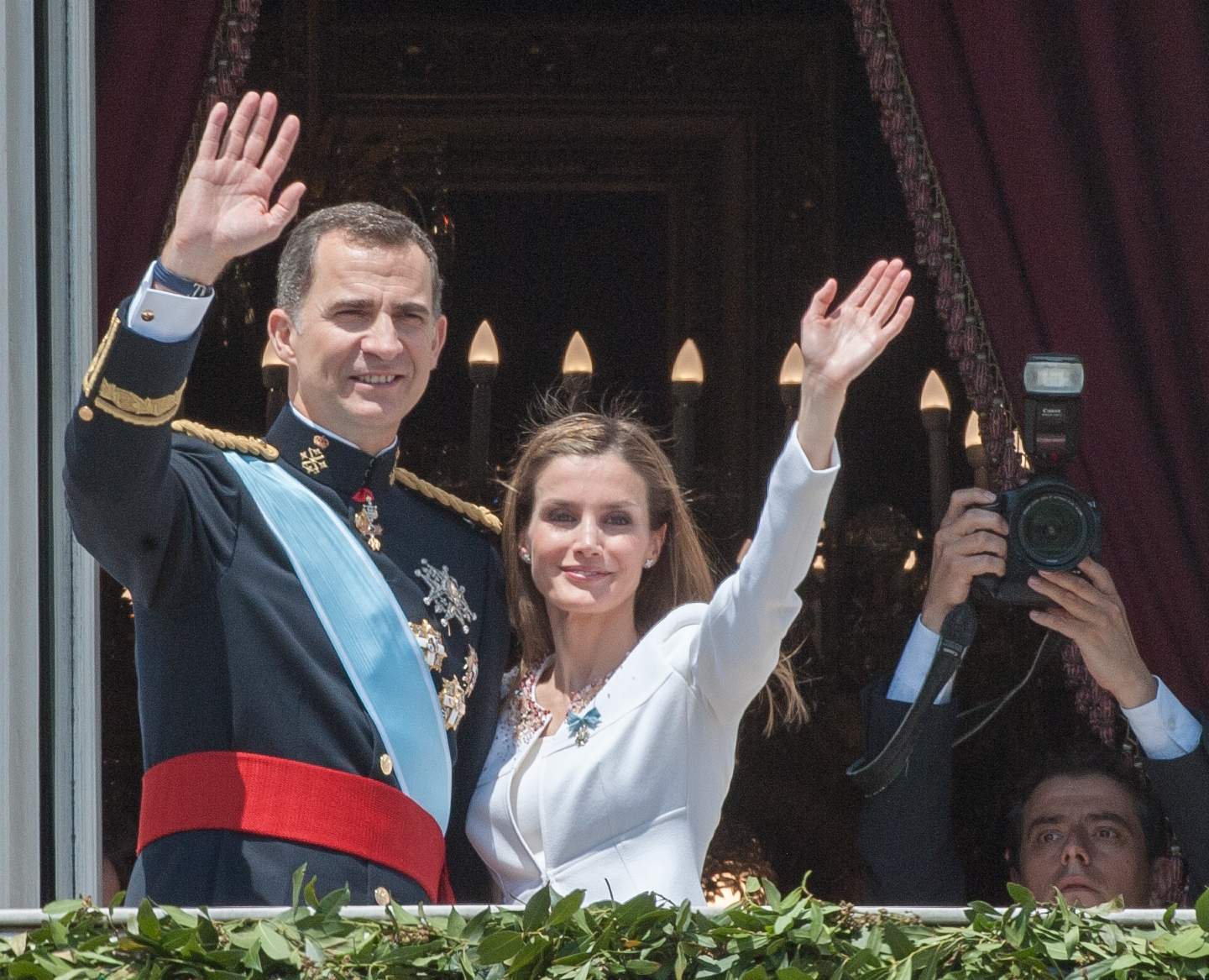 Letizia, devastada, muy delgada, sonríe de forma mecánica, preocupa a los amigos más cercanos