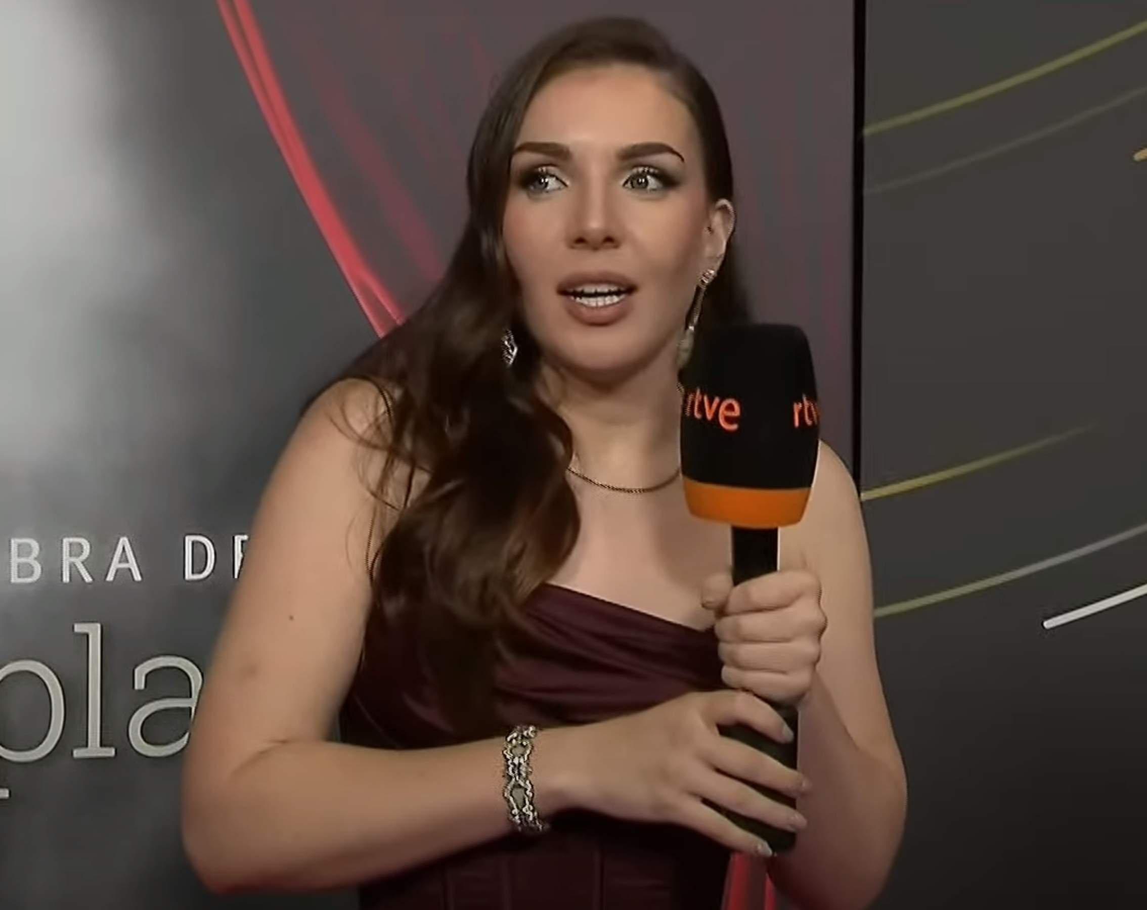 Polèmica actitud d'Inés Hernand a l'emissió dels Goya de RTVE: li fa la pilota a Pedro Sánchez