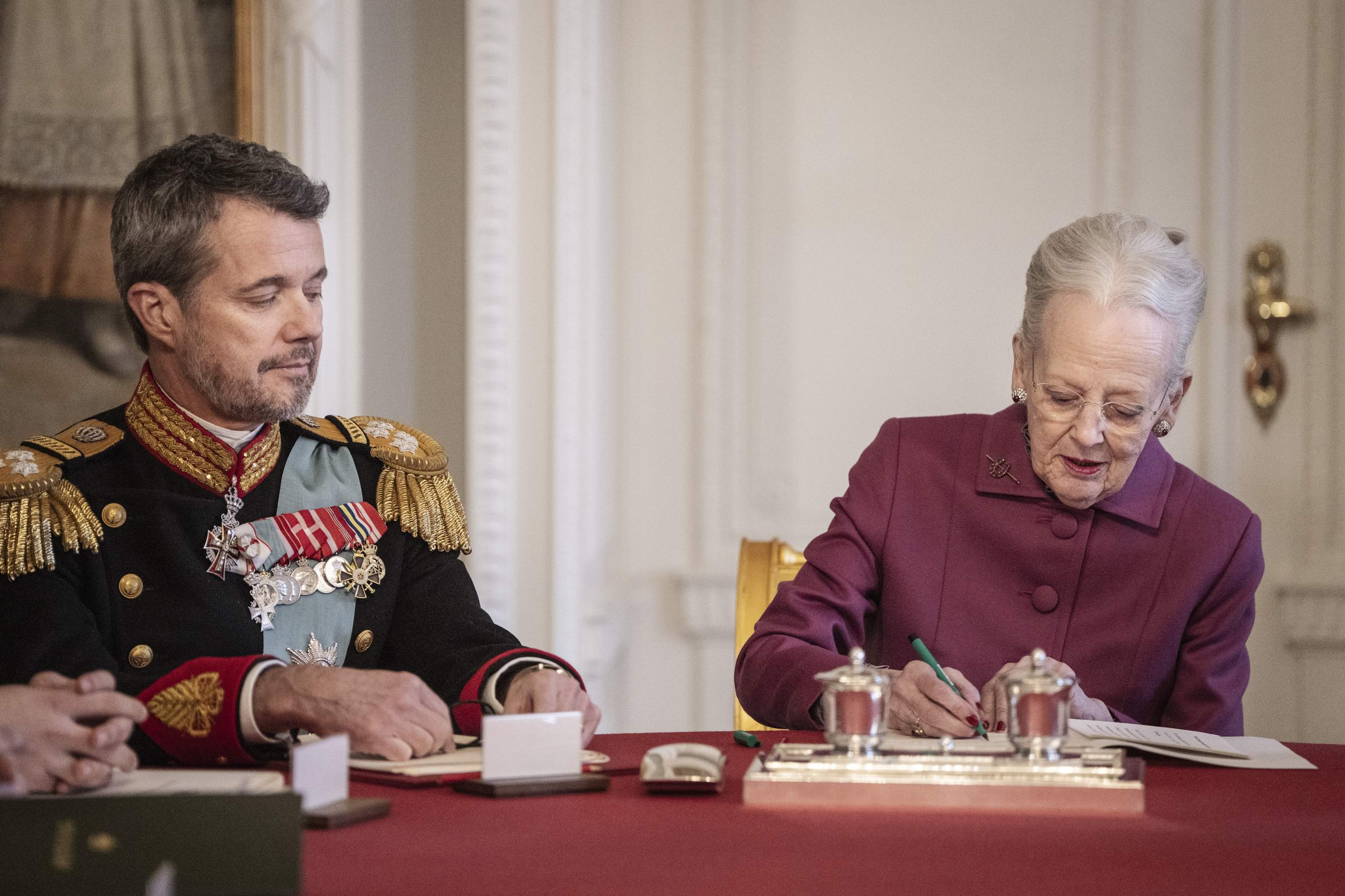 Margarida de Dinamarca torna a ser la reina, Frederic X i Mary foten el camp