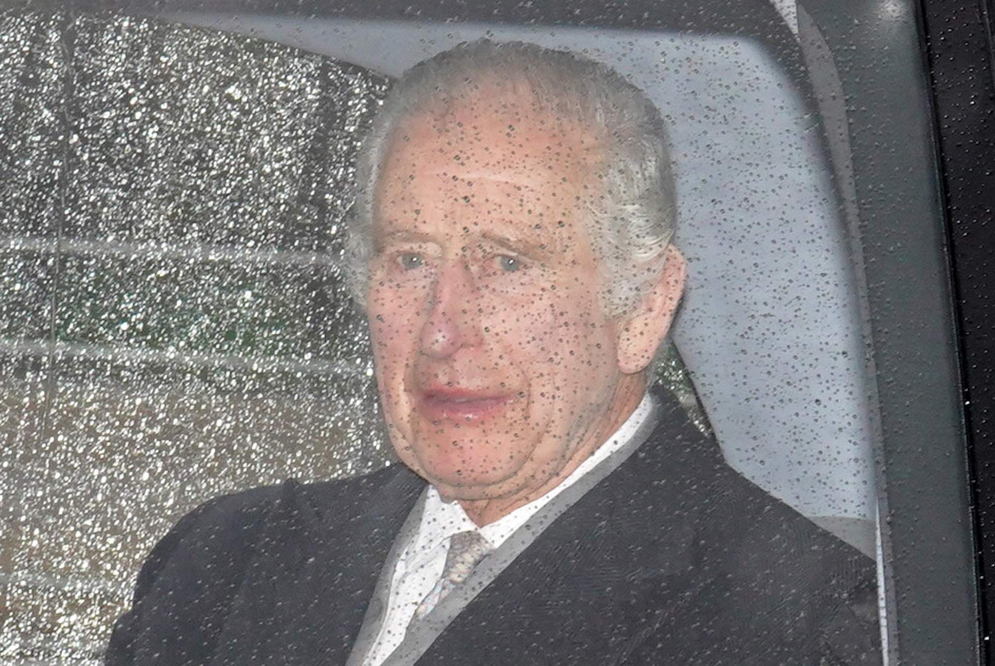 Carles III humiliat, foto de mal gust del seu germà en el pitjor moment