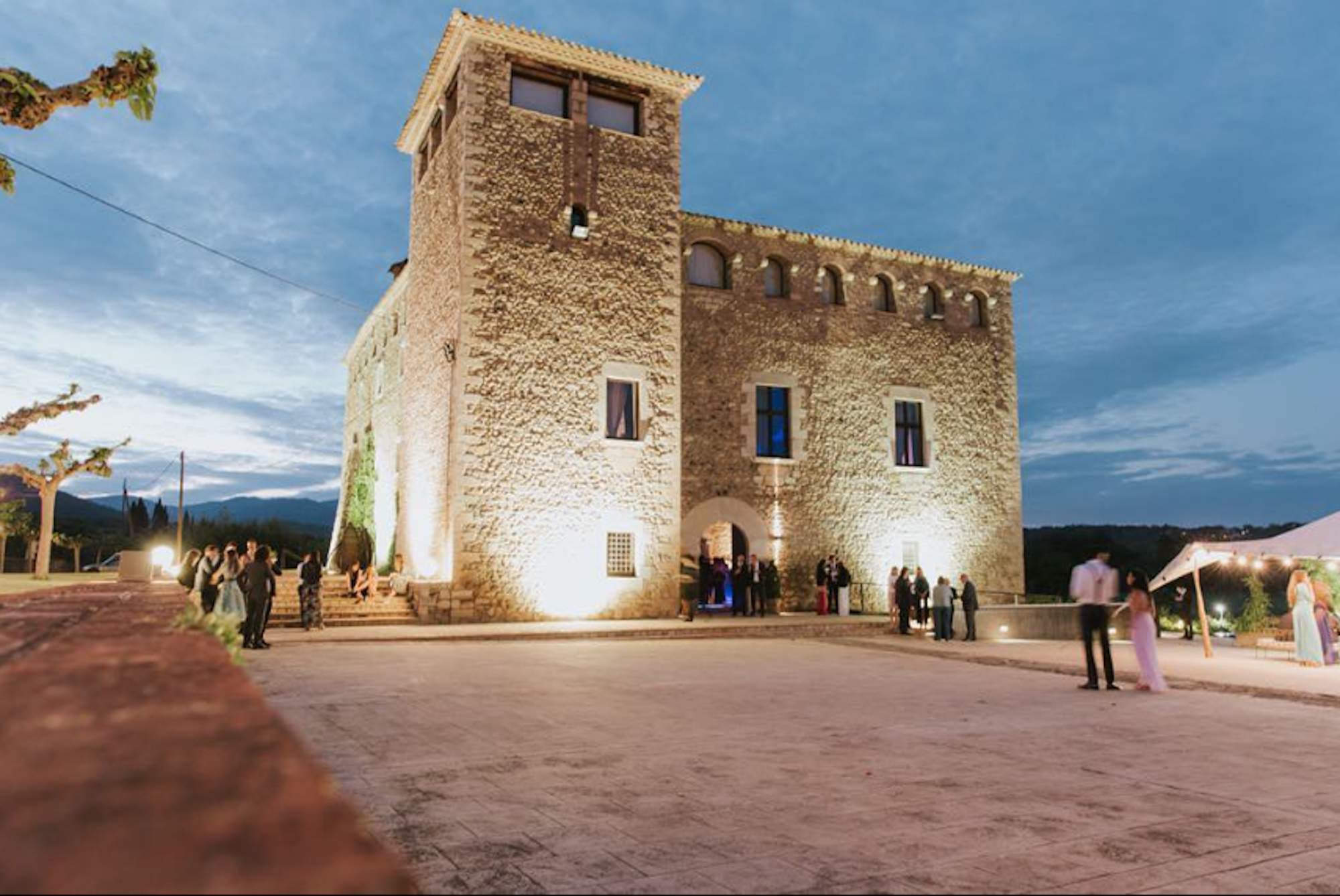 Crack del Barça de Guardiola, ex de la lista de Puigdemont, hace bodas en su castillo