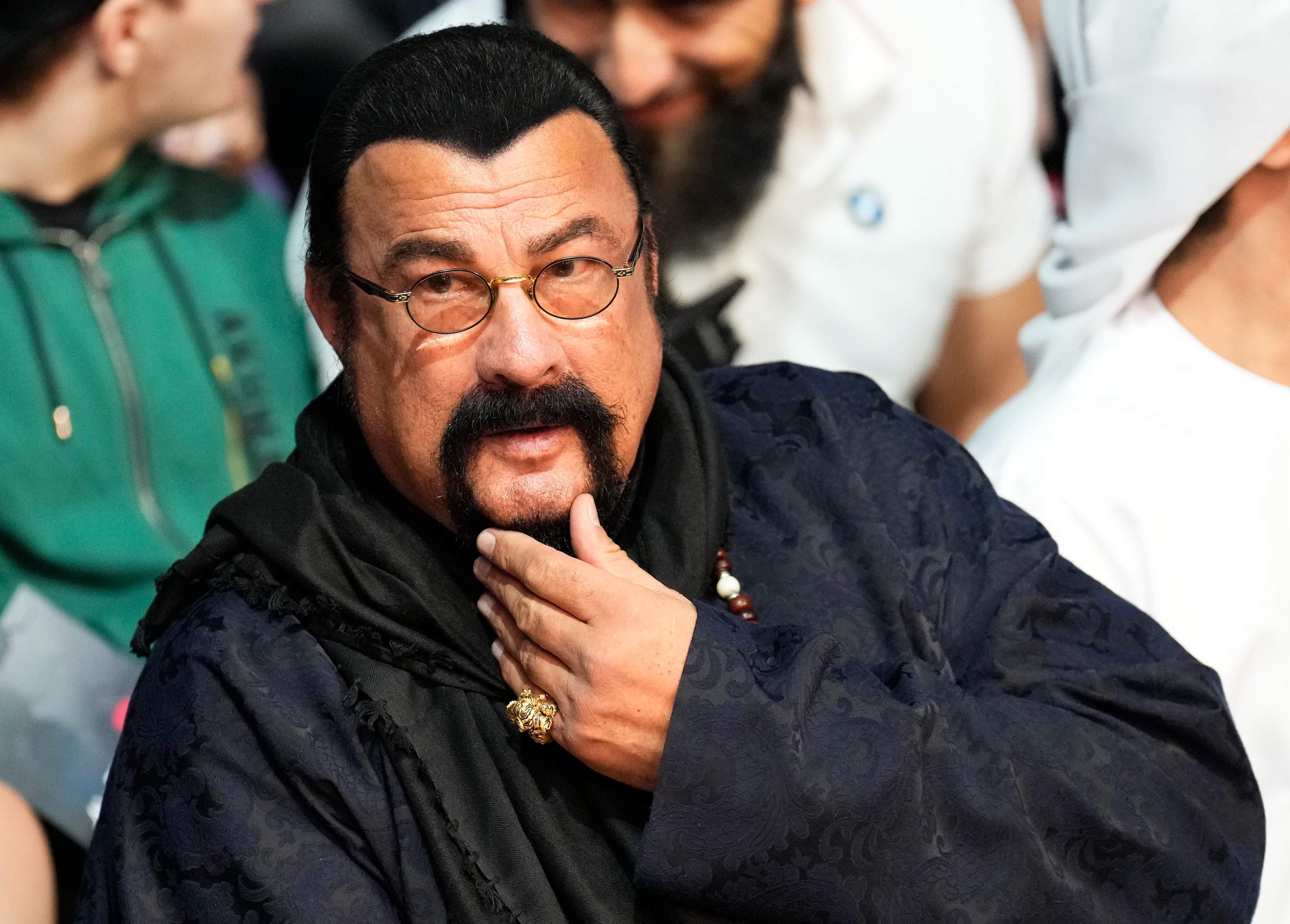 Steven Seagal va arribar al cim del cinema en una pel·lícula en la qual gairebé no surt