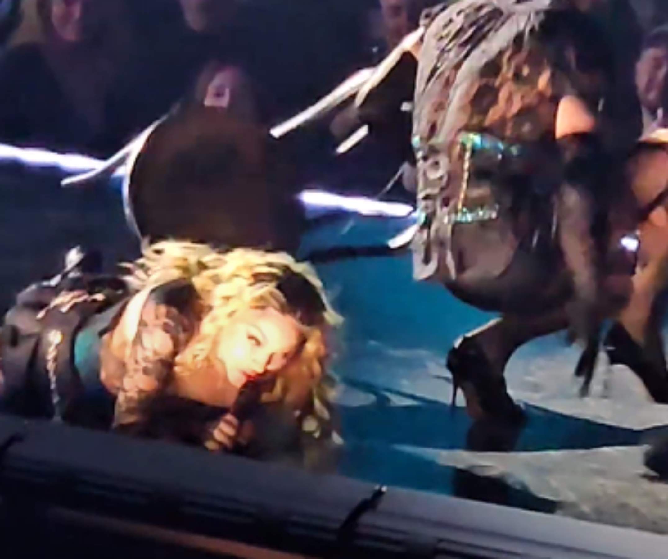 La estrepitosa caída de Madonna en pleno concierto: peligra la recta final de la gira