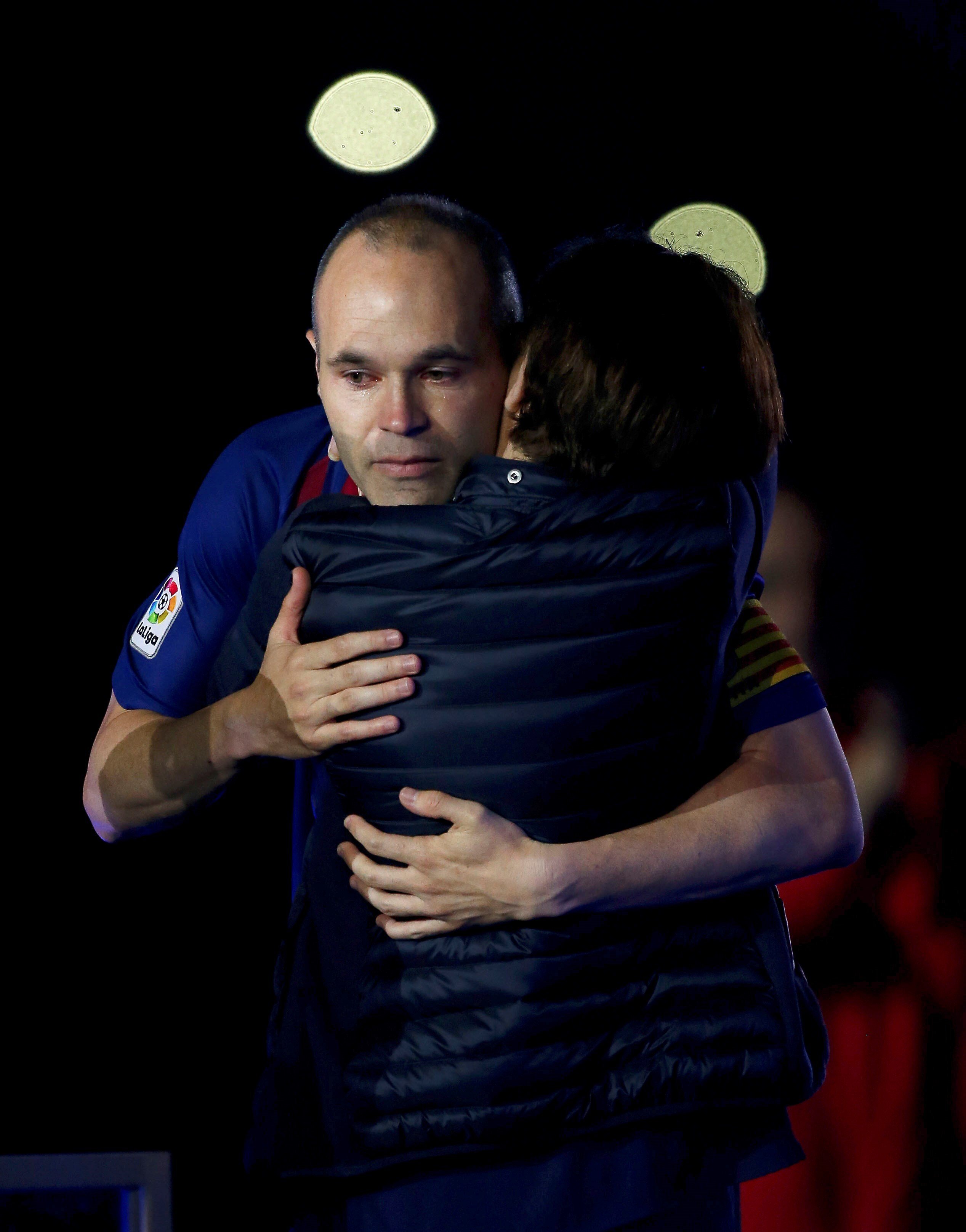 Elogios a Andrés Iniesta por la camiseta que ha enseñado por el 8-M