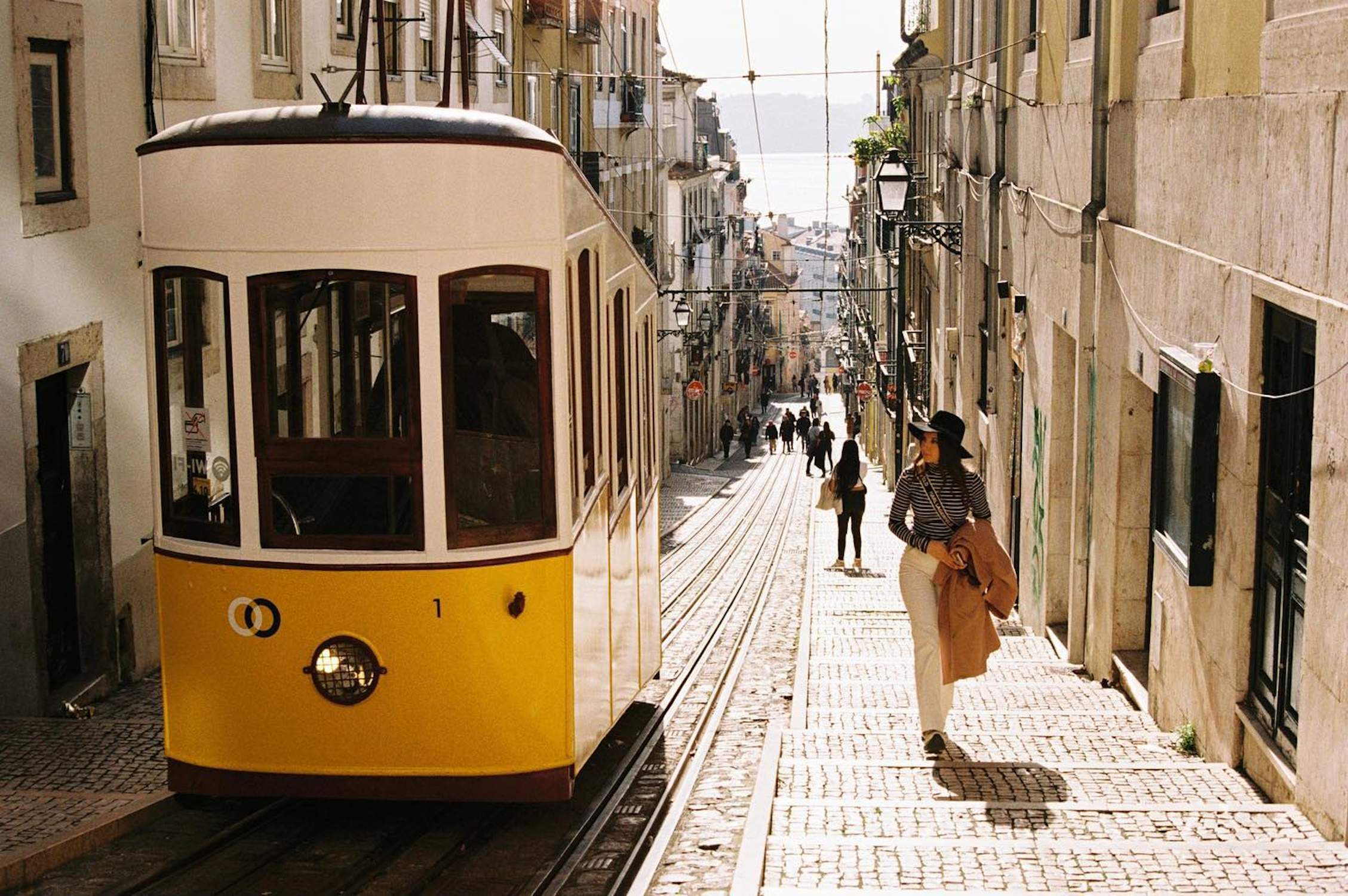 Amor en TV3, dos compañeros de programa, pareja sorpresa: guapísimos y enamorados en Lisboa