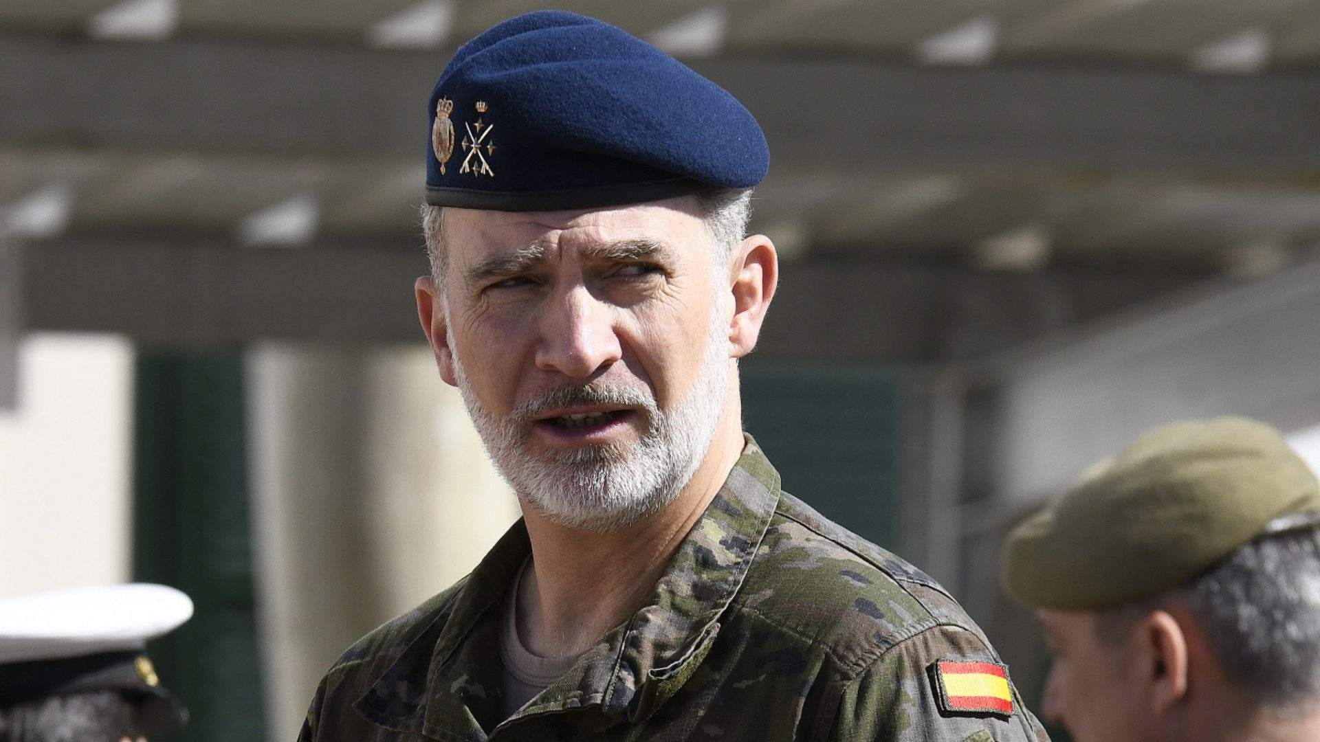 Camions de mudança estan buidant Zarzuela de mobles i pertinences autoritzat per Felip VI