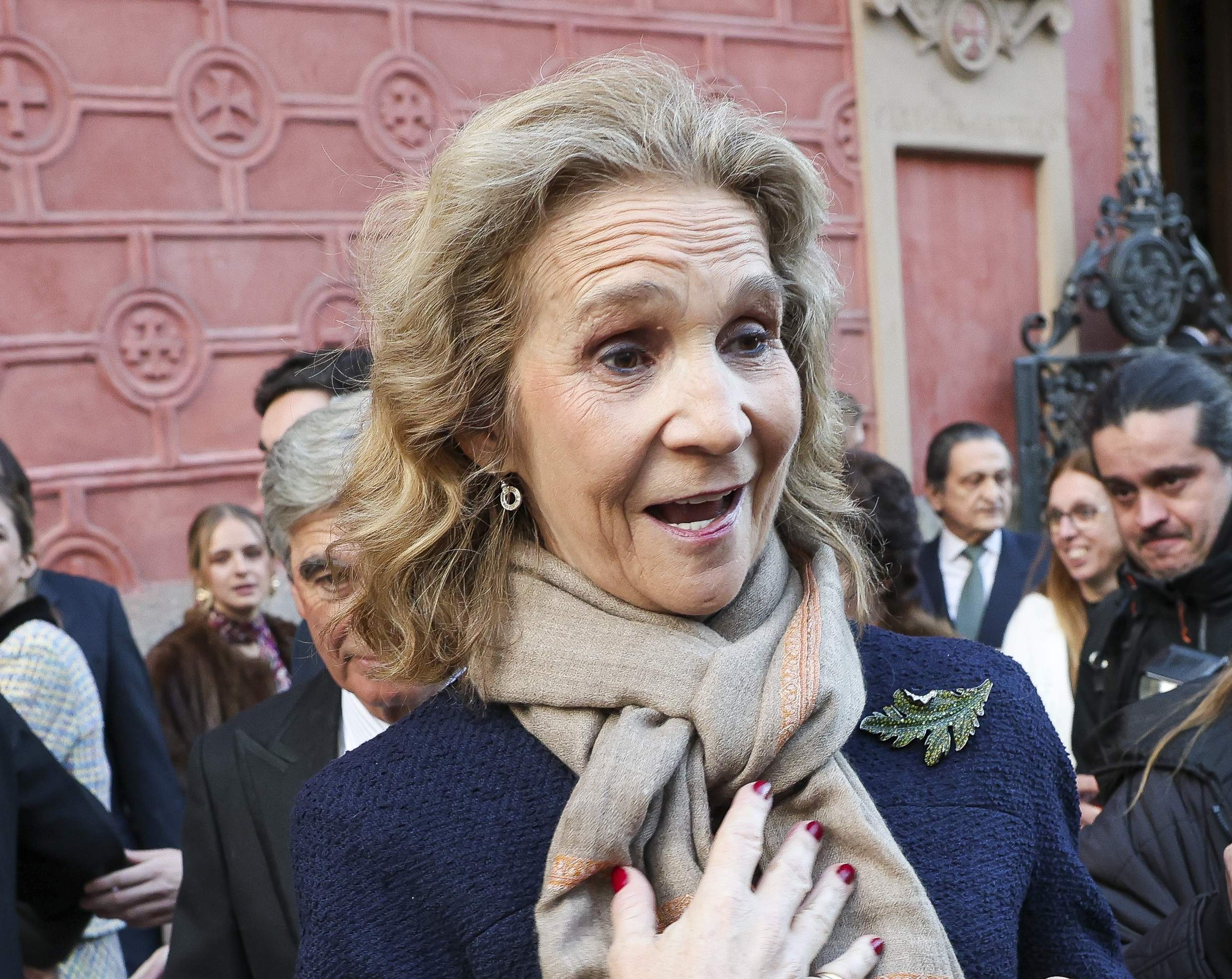 La infanta Elena remuga en una boda, què diu quan creu que no la senten