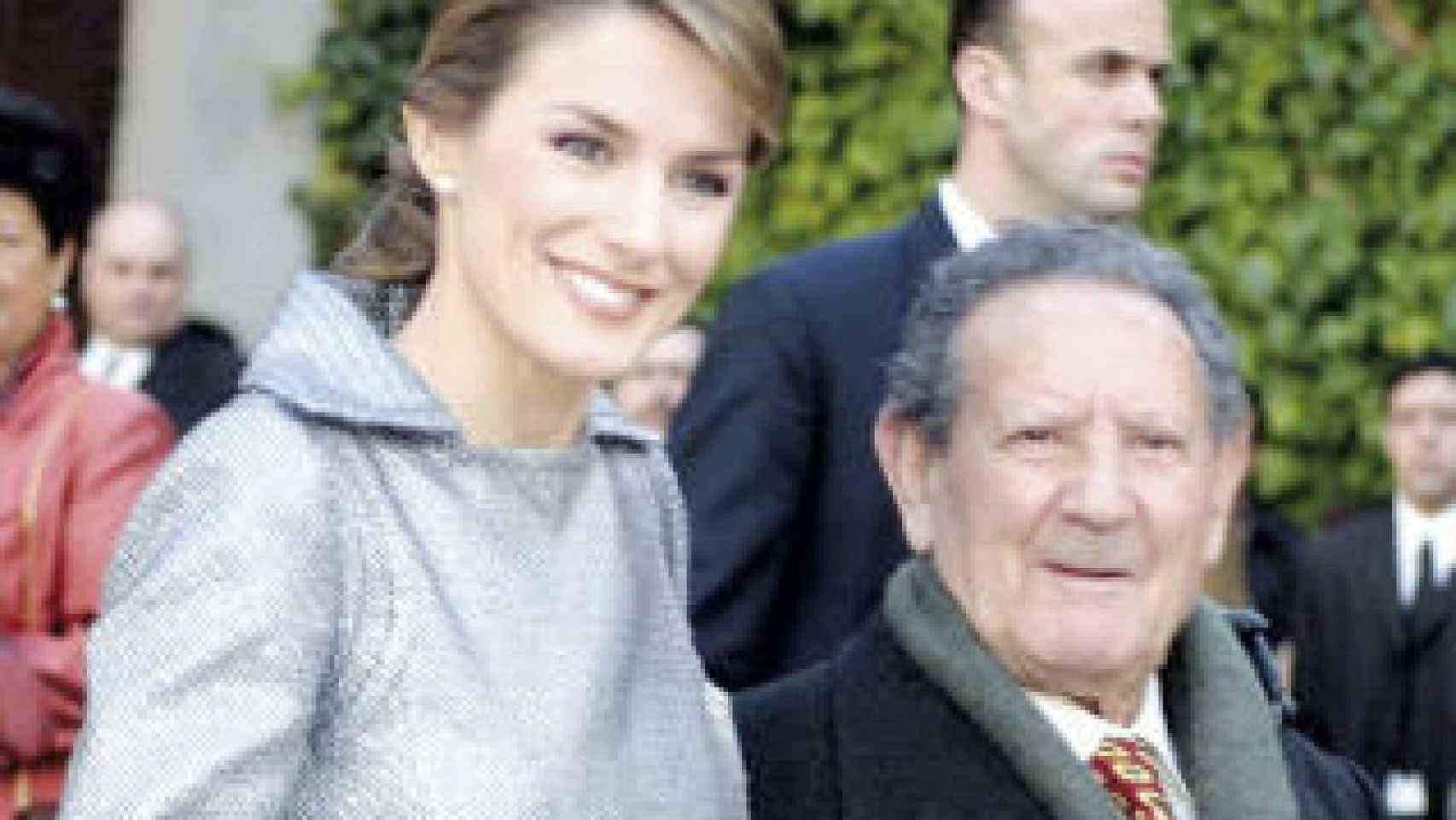 Letizia, 16 años, en bañador en la piscina con el abuelo Paco, el taxista al que no dejaban entrar en Zarzuela