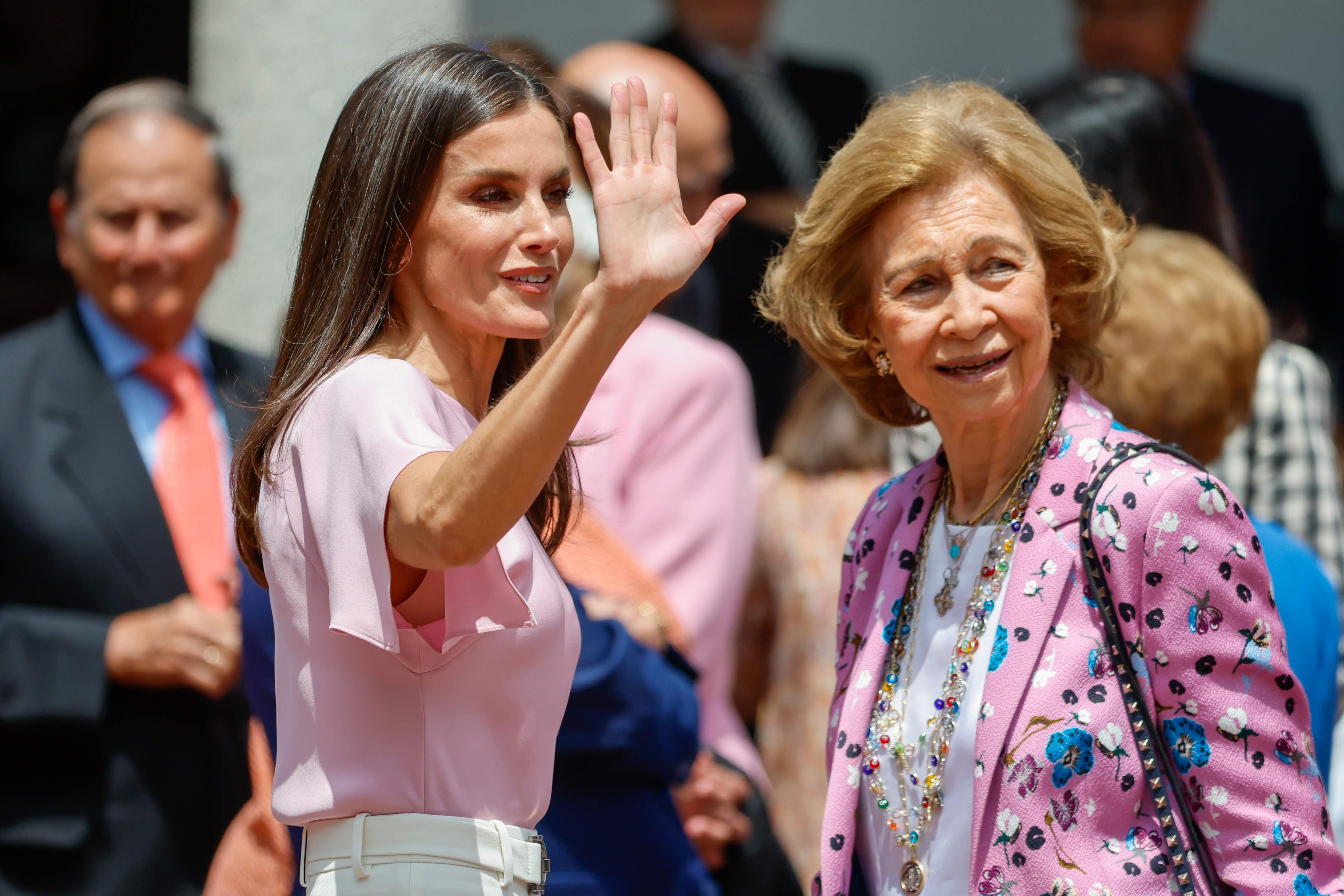 Letizia arrinconada por Felipe, 2 gestos públicos humillantes: Sofia OK, Letizia KO