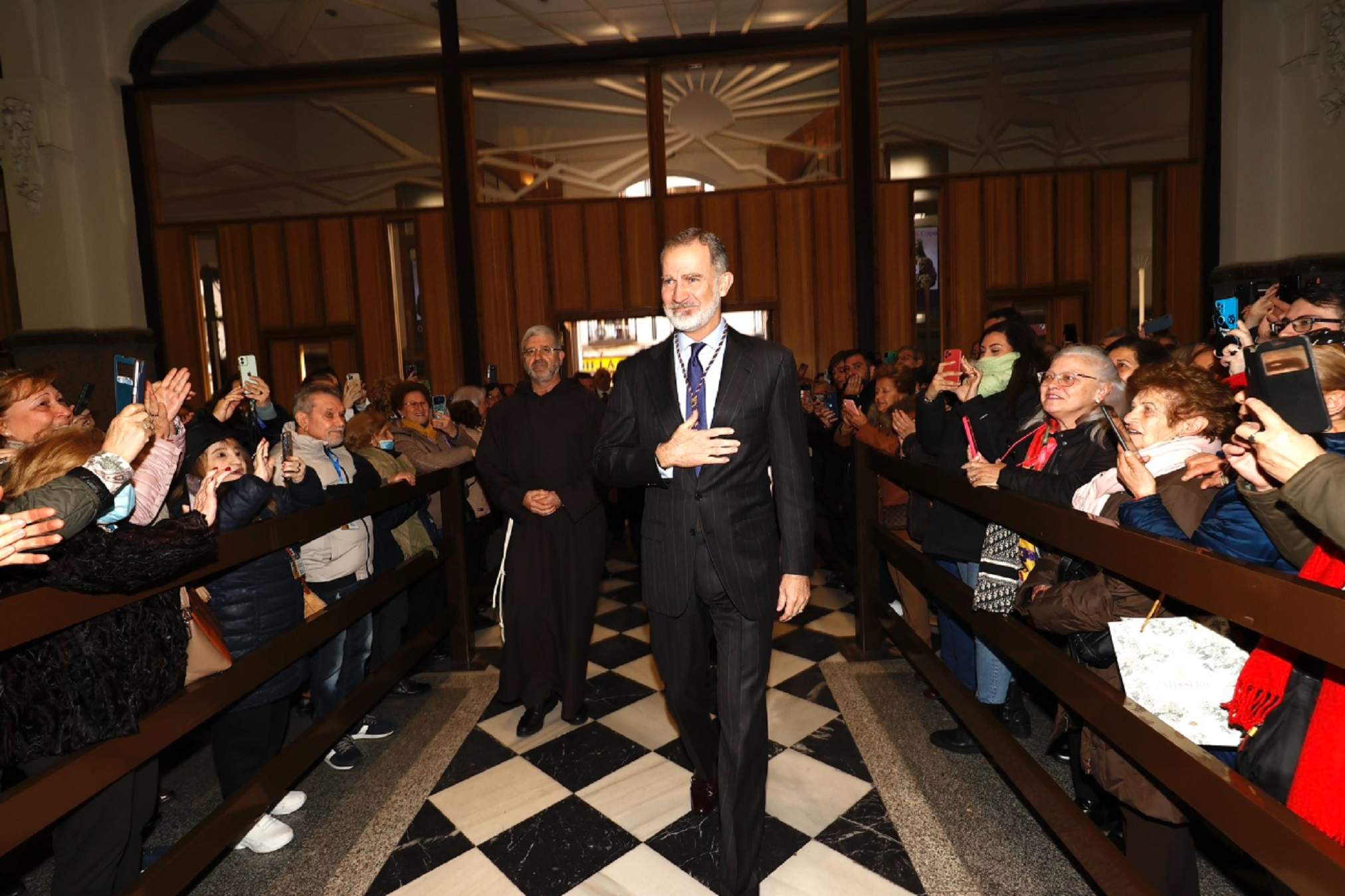 Monárquicos insultan a Letizia, qué ha pasado en la basílica Jesús de Medinaceli: explícito gesto de Felipe