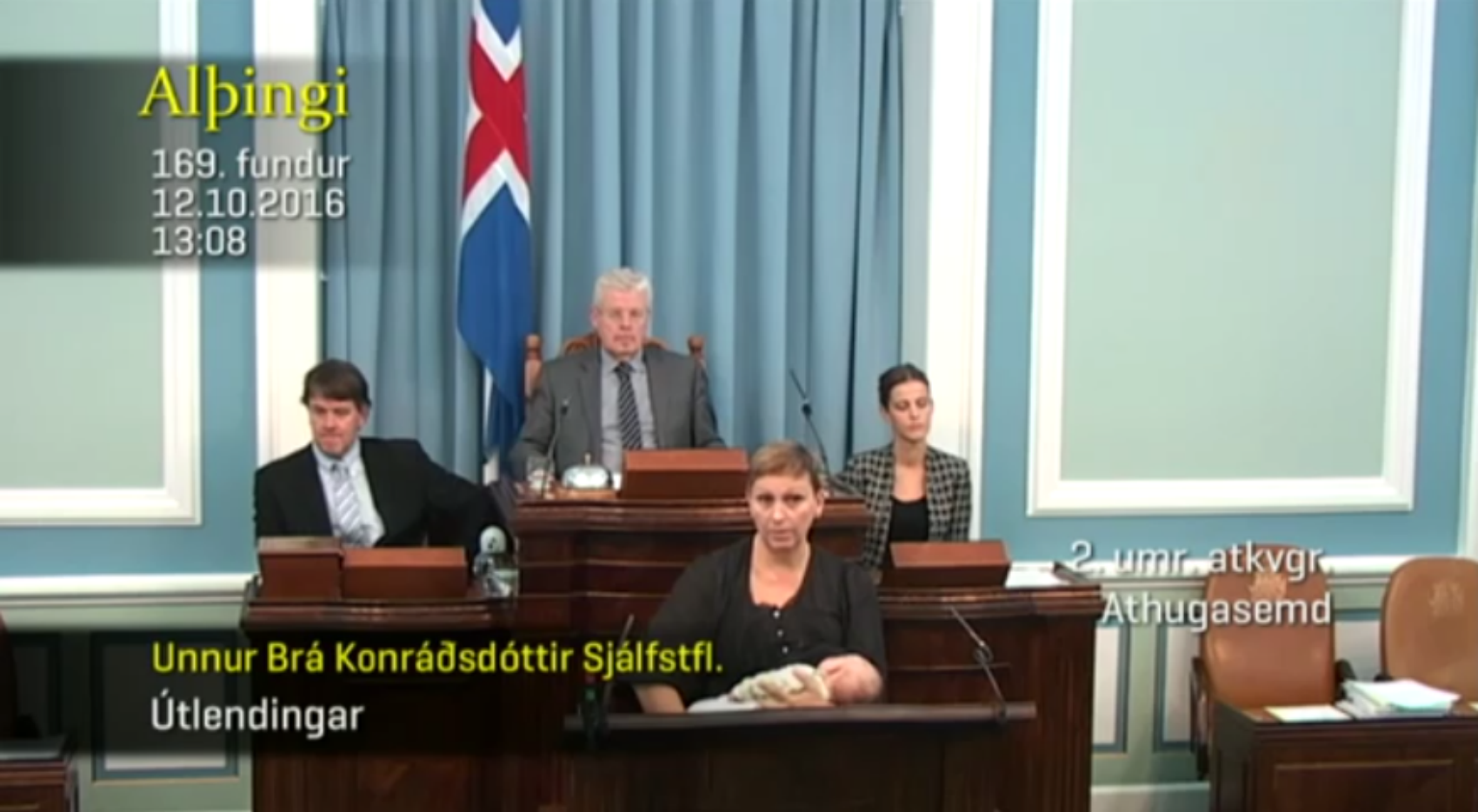 Una diputada d'Islàndia alleta el fill a la tribuna del Parlament