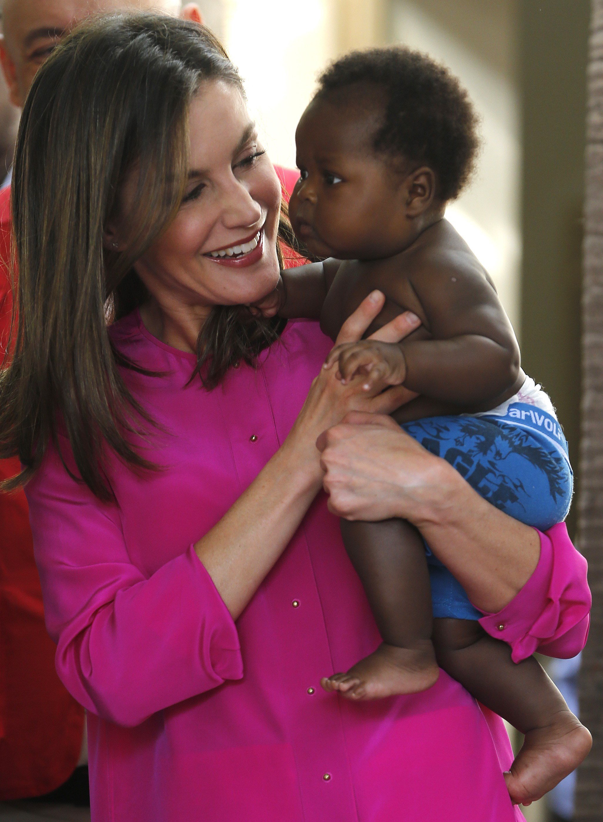La reina Letícia, commoguda com mai, visitant un hospici a Haití