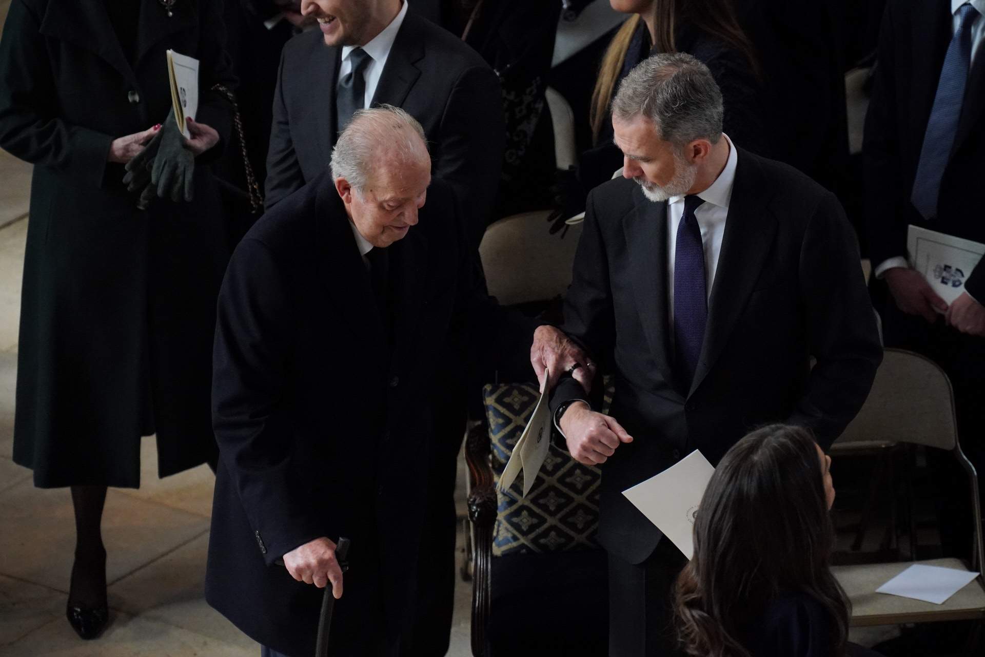 Imagen indigna de Juan Carlos mientras enterraban a su sobrino: Felipe, harto de su padre