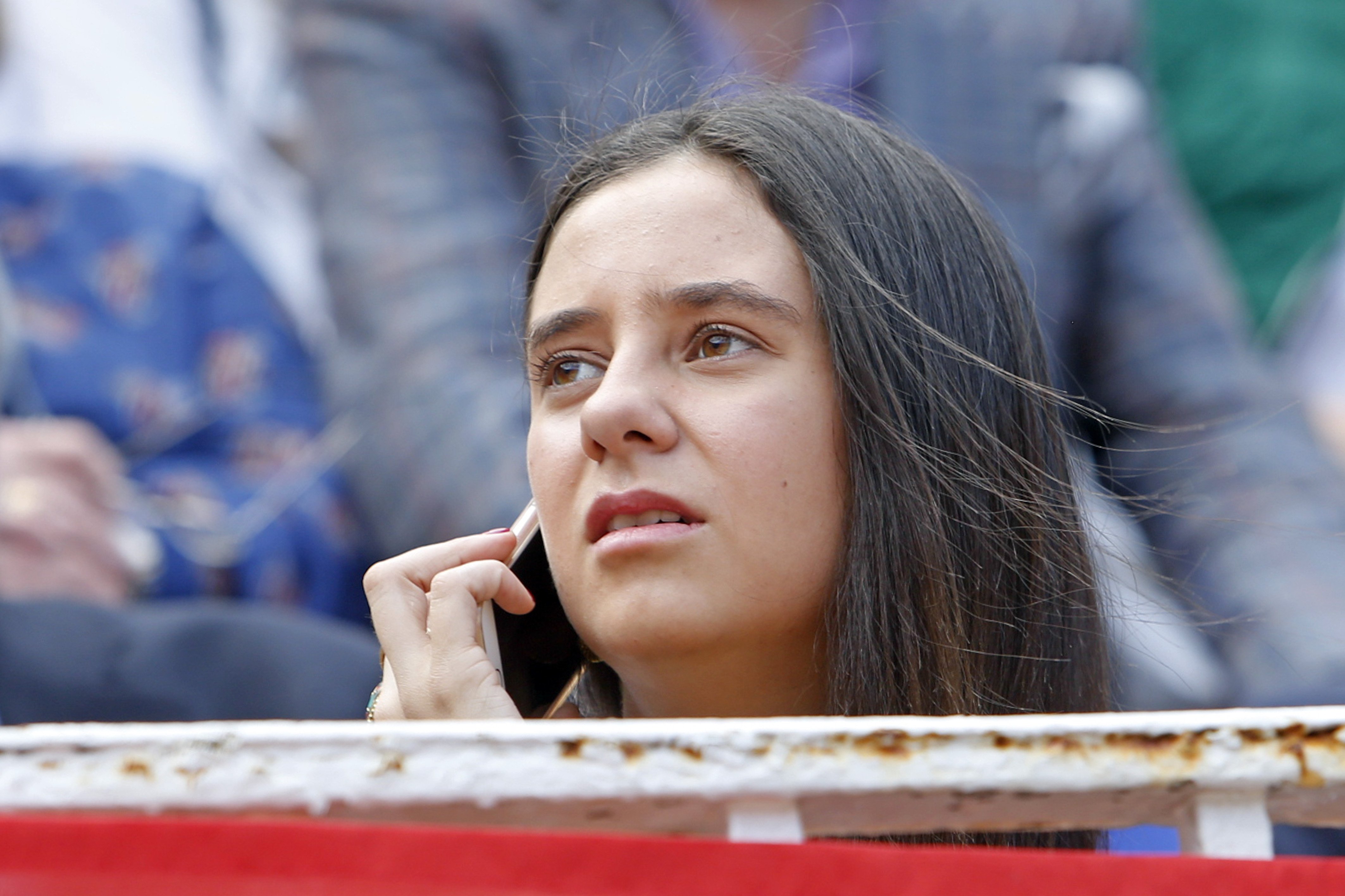 Abuchean a la hermana de Froilán por colarse en los toros: "A la cola, Borbona"