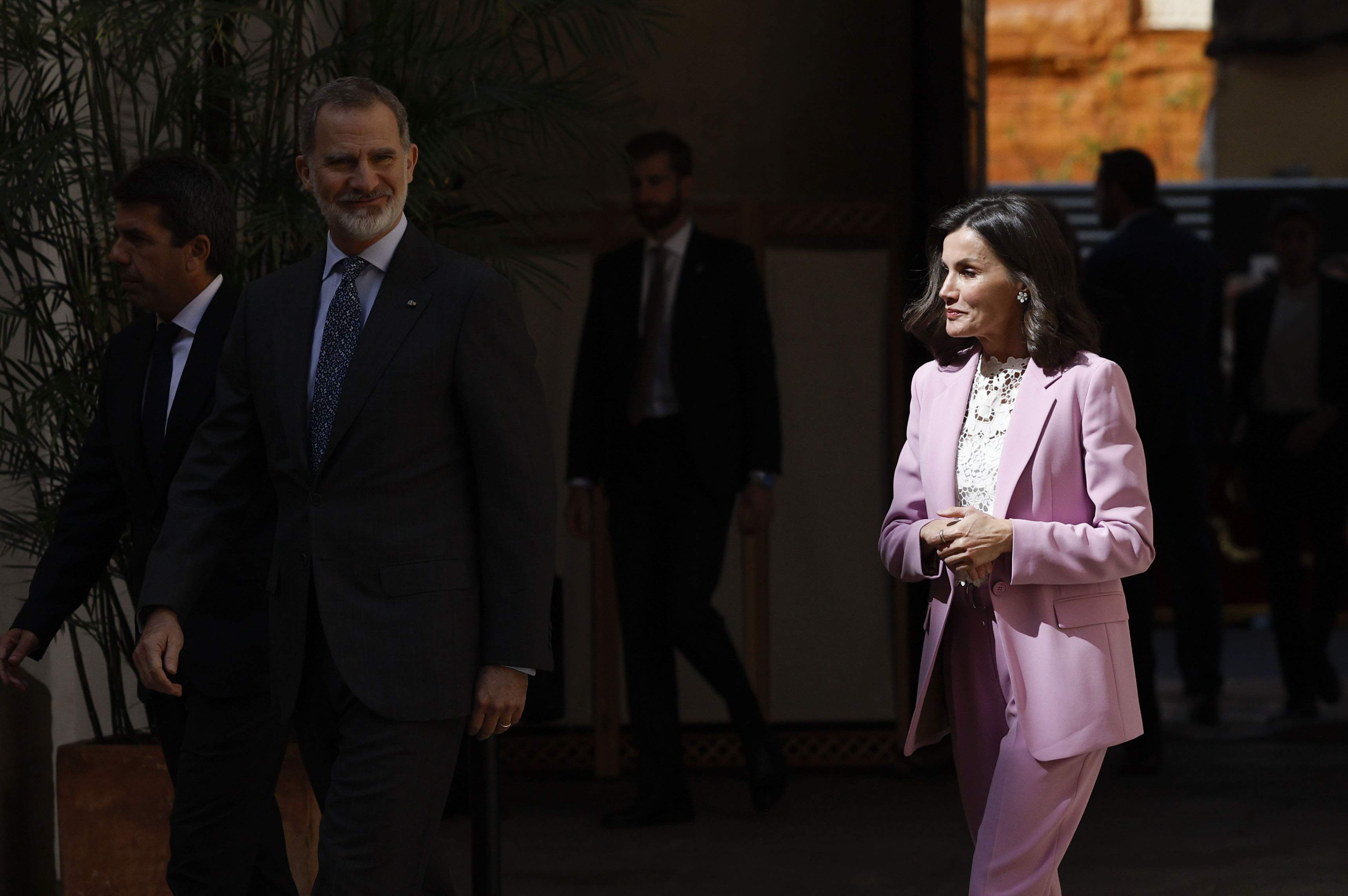 Casa Real manda a Letizia fuera de Madrid para alejarla del rey