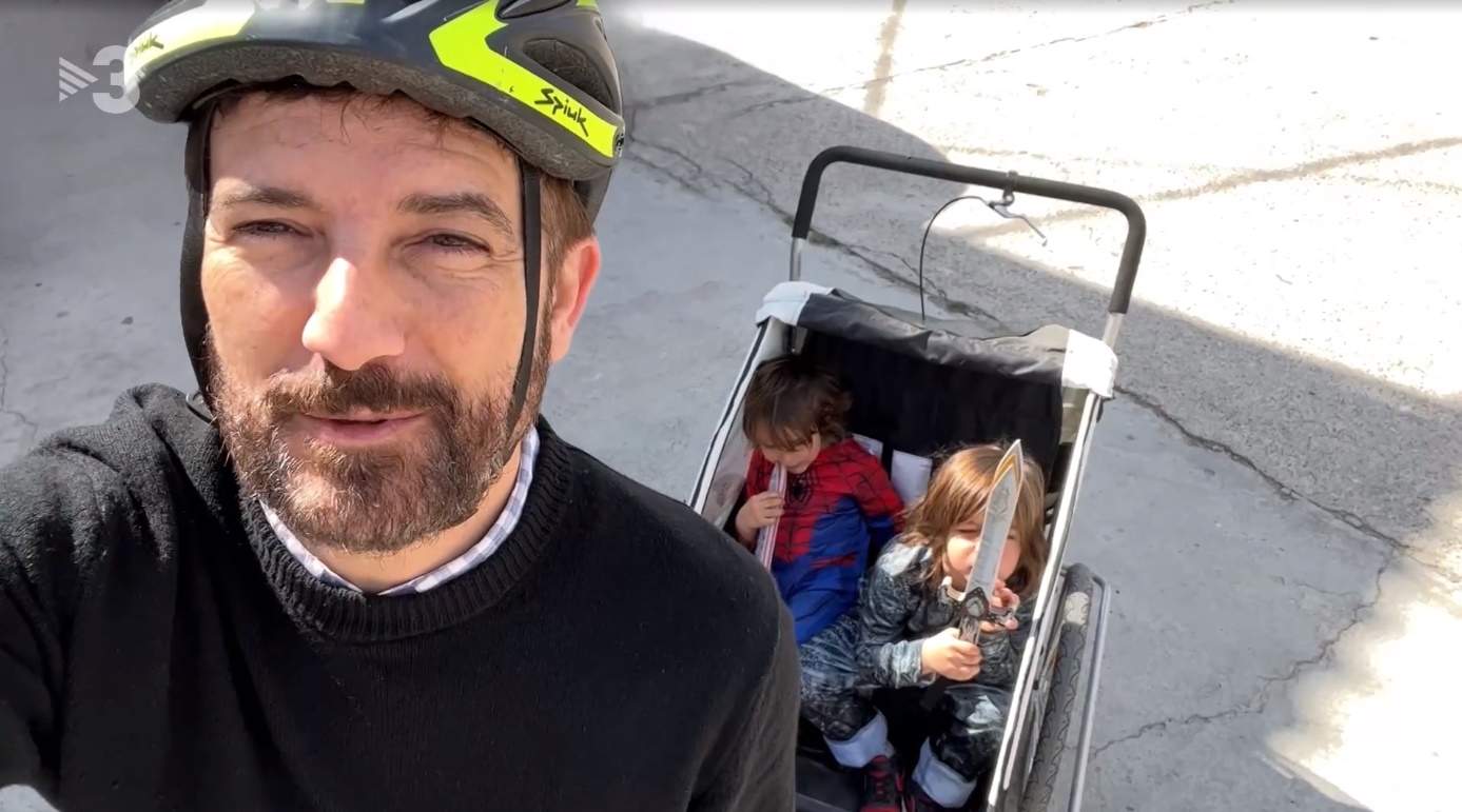 Toni Cruanyes de fiesta con su marido en el Eixample: la rutina con sus dos hijos
