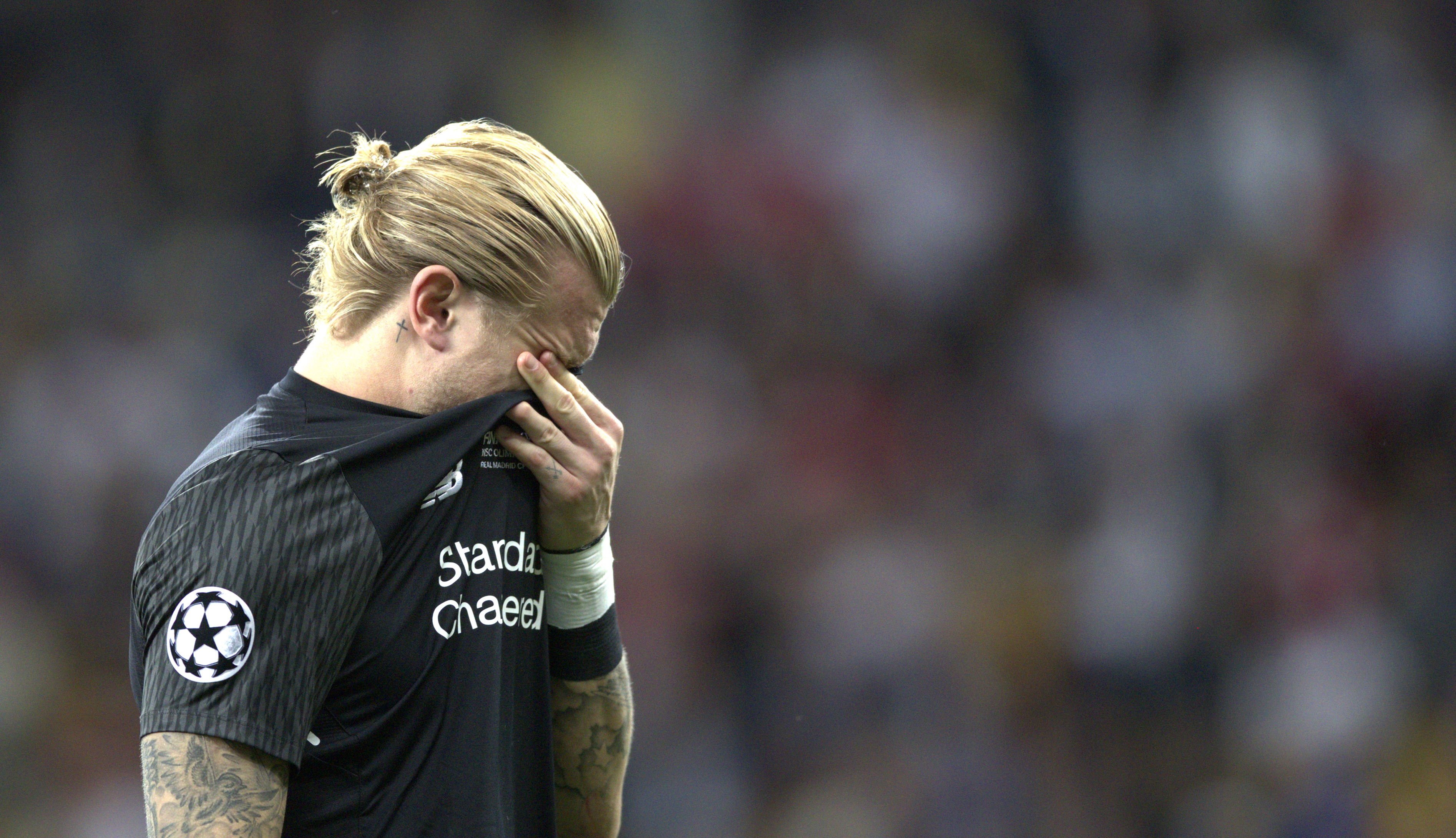 Machacan a 'El País' por decir que la novia de Karius antes estuvo con Cristiano