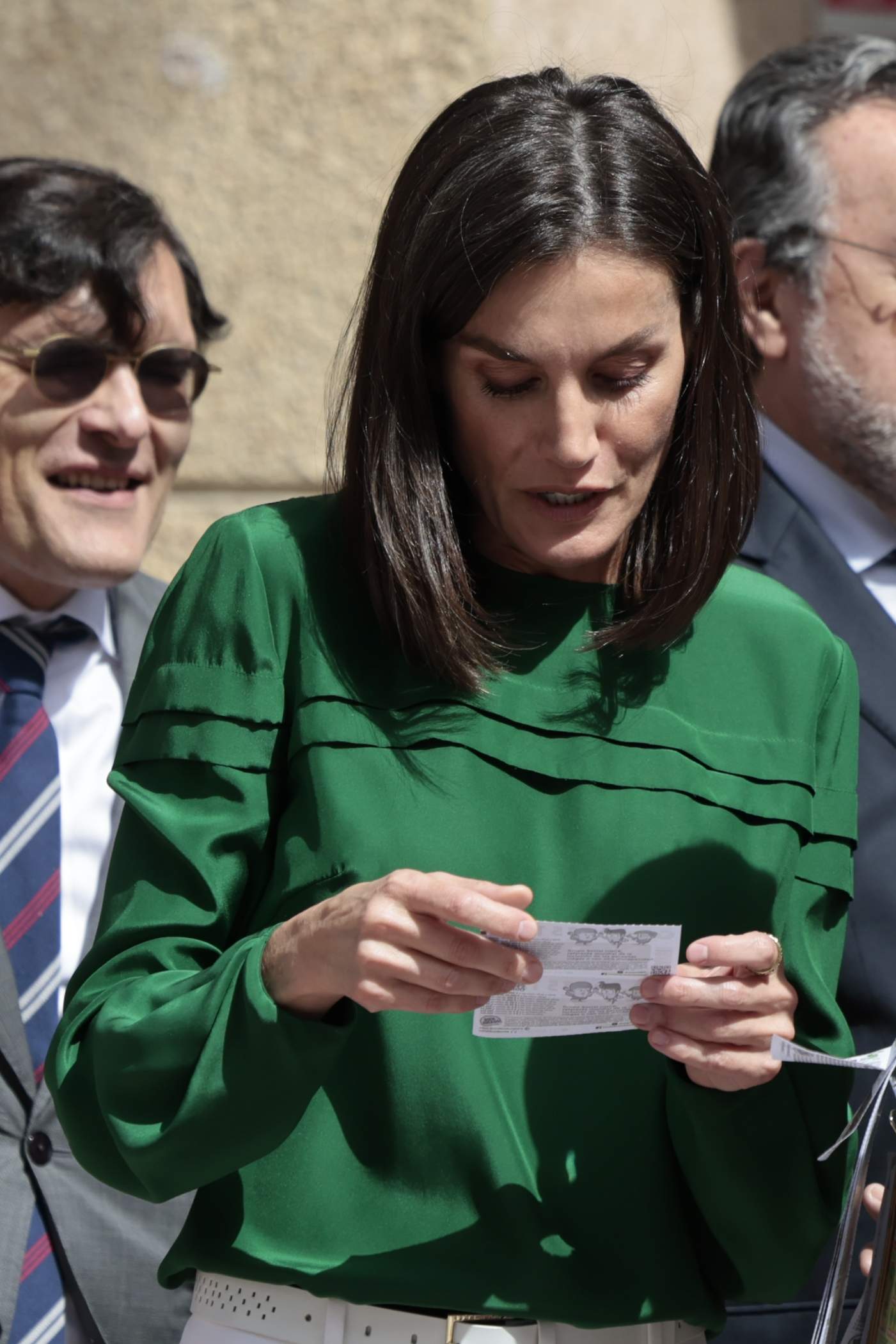 Letizia comprando lotería, el detalle que no se ha visto y sonroja