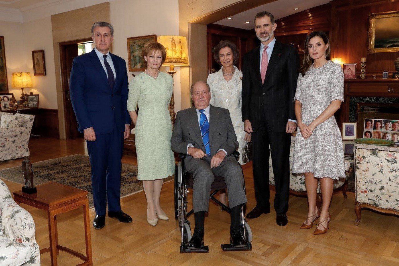 Juan Carlos deja el bastón y se pasa a la silla de ruedas