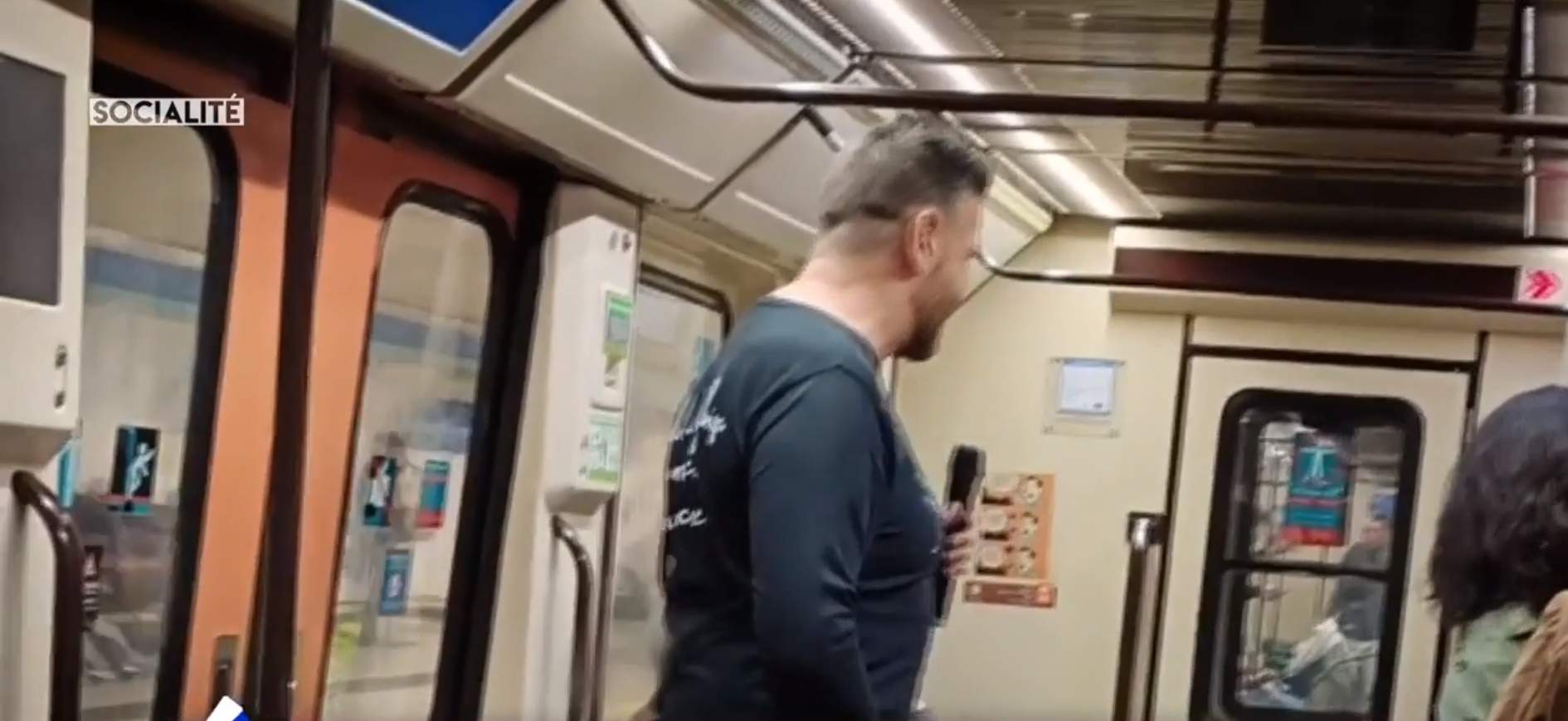 Cantant català VIP arruïnat actua al metro "per necessitat" demanant almoina