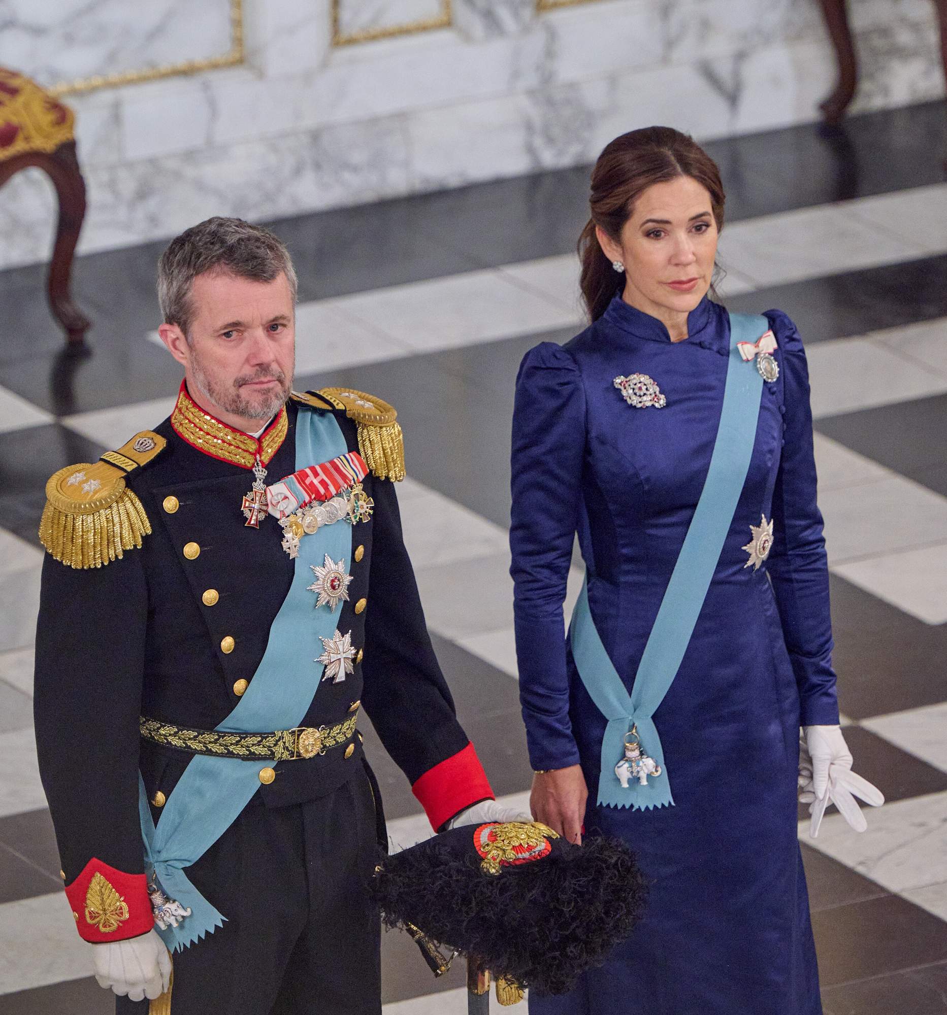 Frederic X i Mary foten el camp de Dinamarca, el poble esclata: "República ja!"