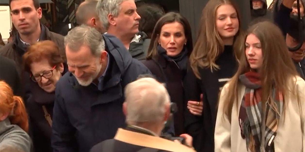 El paseo por Madrid de la familia real termina mal, Felipe VI se va, Letizia sola, sin las niñas